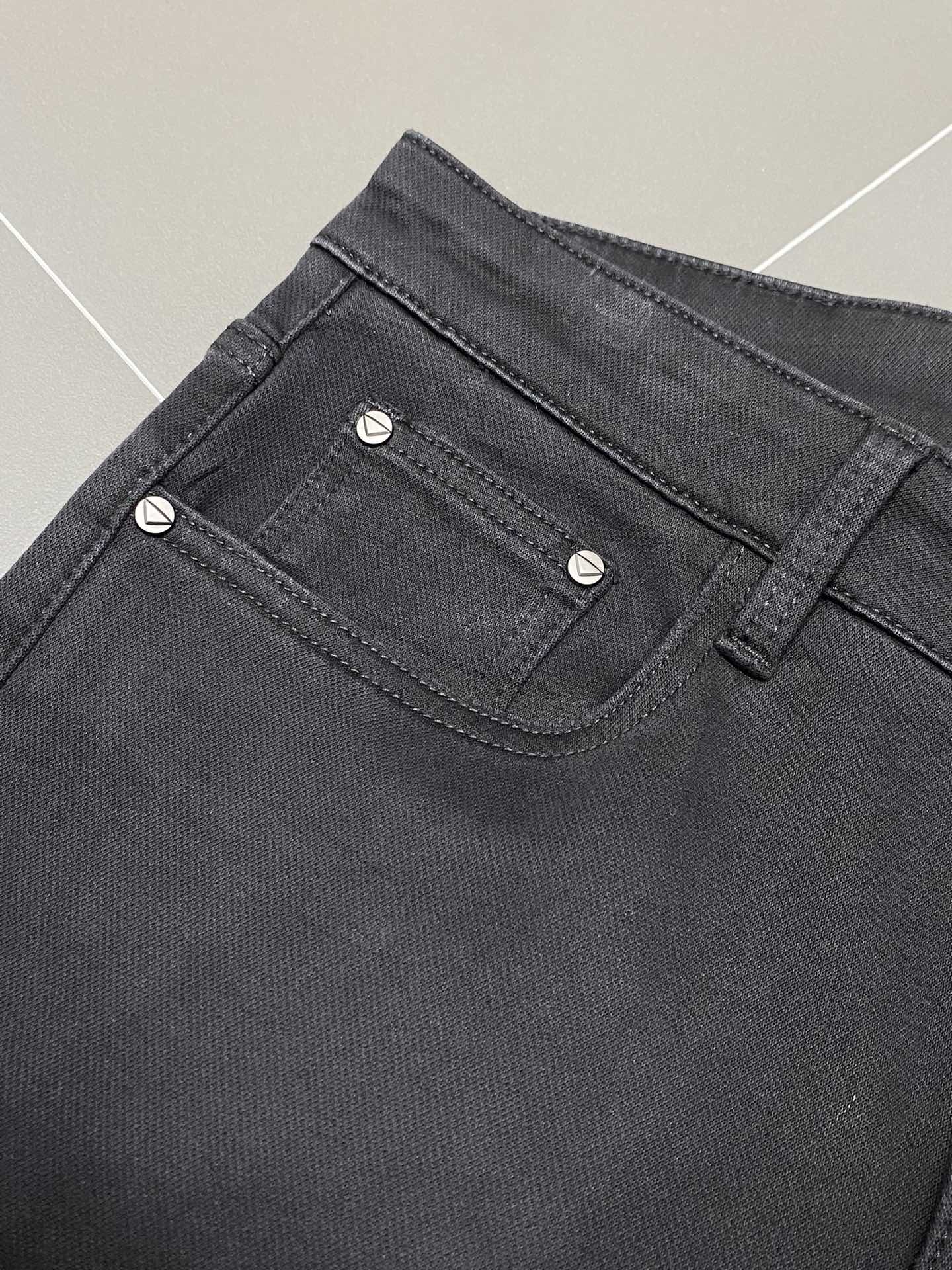 P570 Dior Dior 💥 Exclusive exclusive new Slim straight jeans high-end version ! Contre personnalisé tissu Respirant confort élevé détails impeccables éléments de marque conception reflète haute qualité sensation délicate doux ! Présenter tailoring décontracté sur la forme du corps est superbe ! 👍Yardage : 29-38