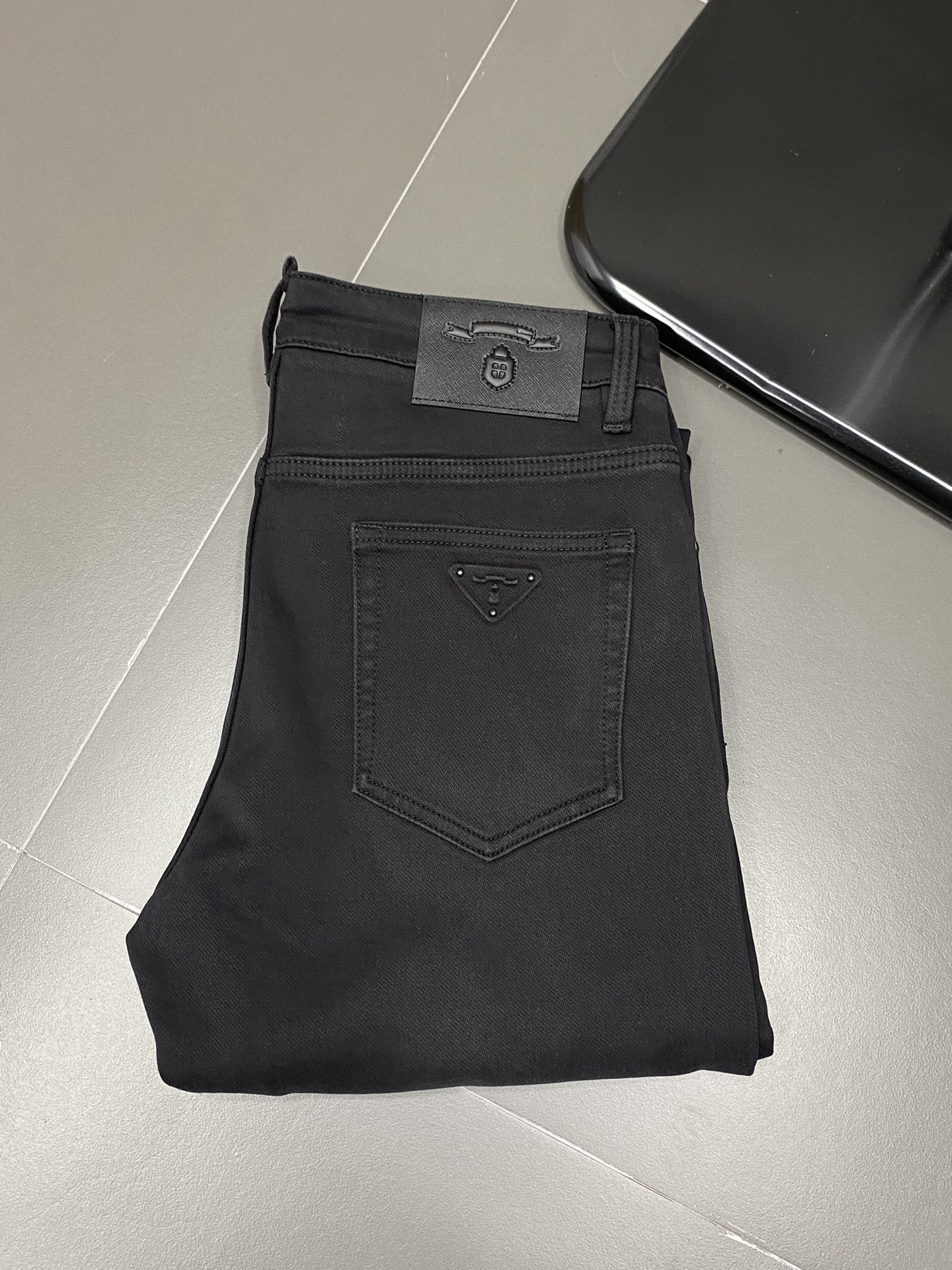 P570 Dior Dior 💥 Exclusive exclusive new Slim straight jeans high-end version ! Contre personnalisé tissu Respirant confort élevé détails impeccables éléments de marque conception reflète haute qualité sensation délicate doux ! Présenter tailoring décontracté sur la forme du corps est superbe ! 👍Yardage : 29-38