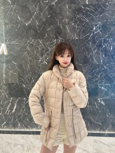 💰P1440 Moncler 24FW fall and winter new beige apricot drawstring waist down jacket 丨 fluffy high soft warm "national standard 90 goose down filling filling super full honesty full full ~ wool knitted collar stylish warm full of exquisite details make people love to let the cold winter can also be very beautiful 😎 never market shrinkage! Version! Unbeatable warmth! 🤩 Highly recommended! In stock S/M/L