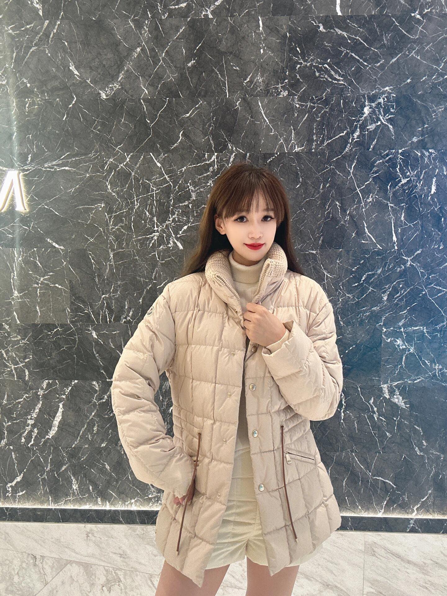 💰P1440 Moncler 24FW秋冬新款 米杏色抽绳收腰羽绒服外套丨蓬松度高 轻柔保暖”国标90 鹅绒填充 充绒超级饱满诚信满满当当～羊毛针织立领时尚保暖满满精致的细节让人爱不释手 让寒冷的冬天也可以非常美😎绝非市场缩水版型！无敌保暖！🤩强烈安利！现货发售S/M/L-高仿包包