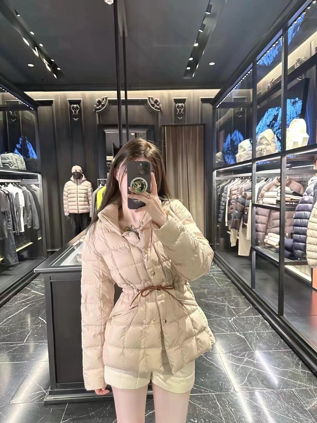 图片[9]-💰P1440 Moncler 24FW秋冬新款 米杏色抽绳收腰羽绒服外套丨蓬松度高 轻柔保暖”国标90 鹅绒填充 充绒超级饱满诚信满满当当～羊毛针织立领时尚保暖满满精致的细节让人爱不释手 让寒冷的冬天也可以非常美😎绝非市场缩水版型！无敌保暖！🤩强烈安利！现货发售S/M/L-高仿包包