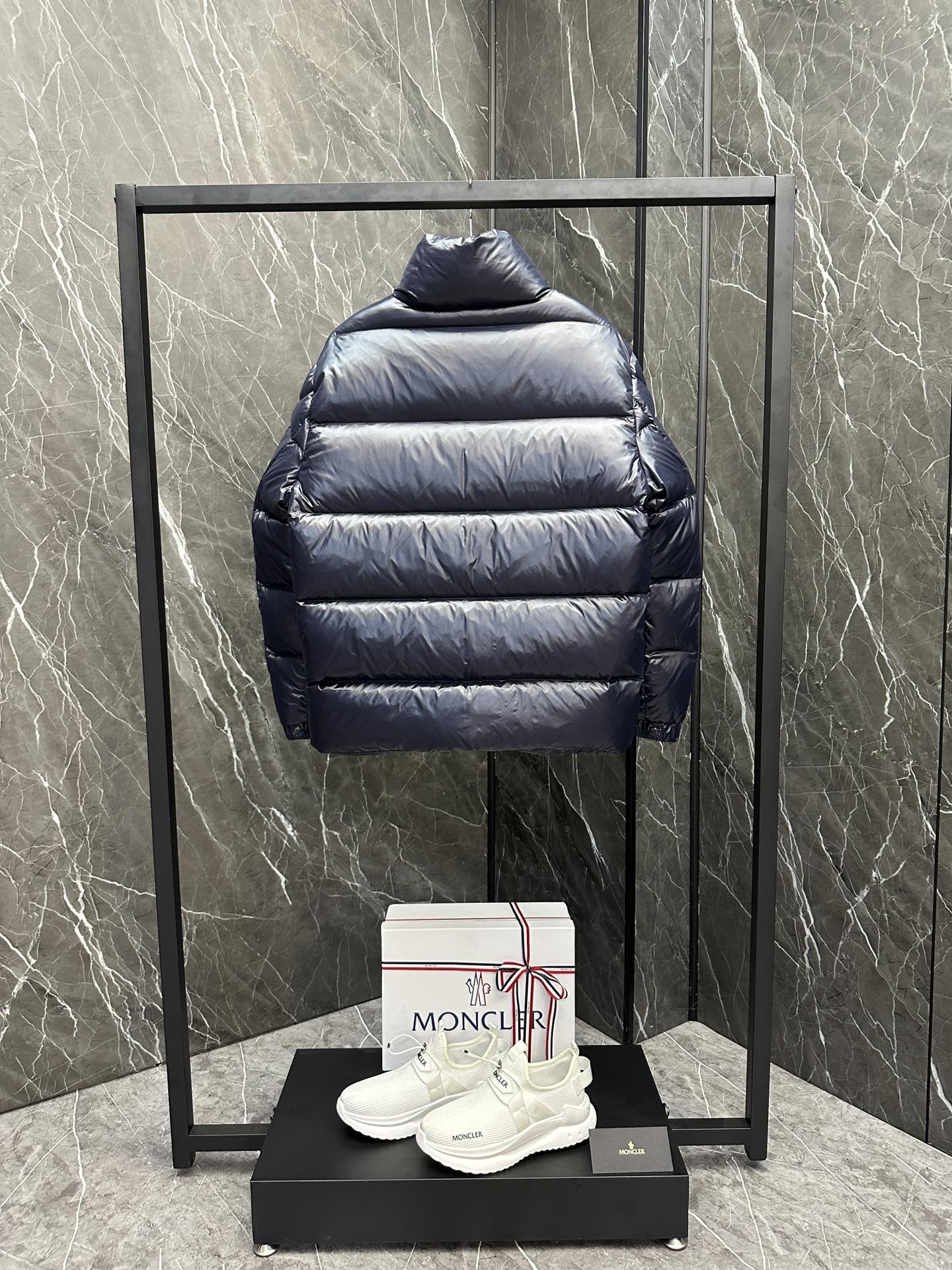 画像[9]-P1460 ダウン ⬆️Moncler Dervox Short Men's Down Jacket JacketDervox Men's Short Down Jacketポップなカラーパレットがコレクションの活気あるエネルギーを際立たせる。(⚠️非常にふくよかな中綿入り。毛羽立ち700以上。タグのバーコードとモデル番号はウェブサイトと同じです。このショートダウンジャケットにはショルダーストラップが内蔵されているため、暑くなったらバックパックとして背負うことも可能。ポップなカラーパレットに目を引くロゴワッペンをあしらい、都会でも高山でも着用できる。軽量ナイロンラケファブリック製 - 裏地は軽量ナイロンラケ - 中わたはダウン - スタンドカラー - ジッパーとスナップボタンで開閉 - ジップポケット - 調節可能なショルダーストラップ-伸縮性のある袖口と裾 -フェルトロゴパッチ サイズ：1-5.-高級バッグ