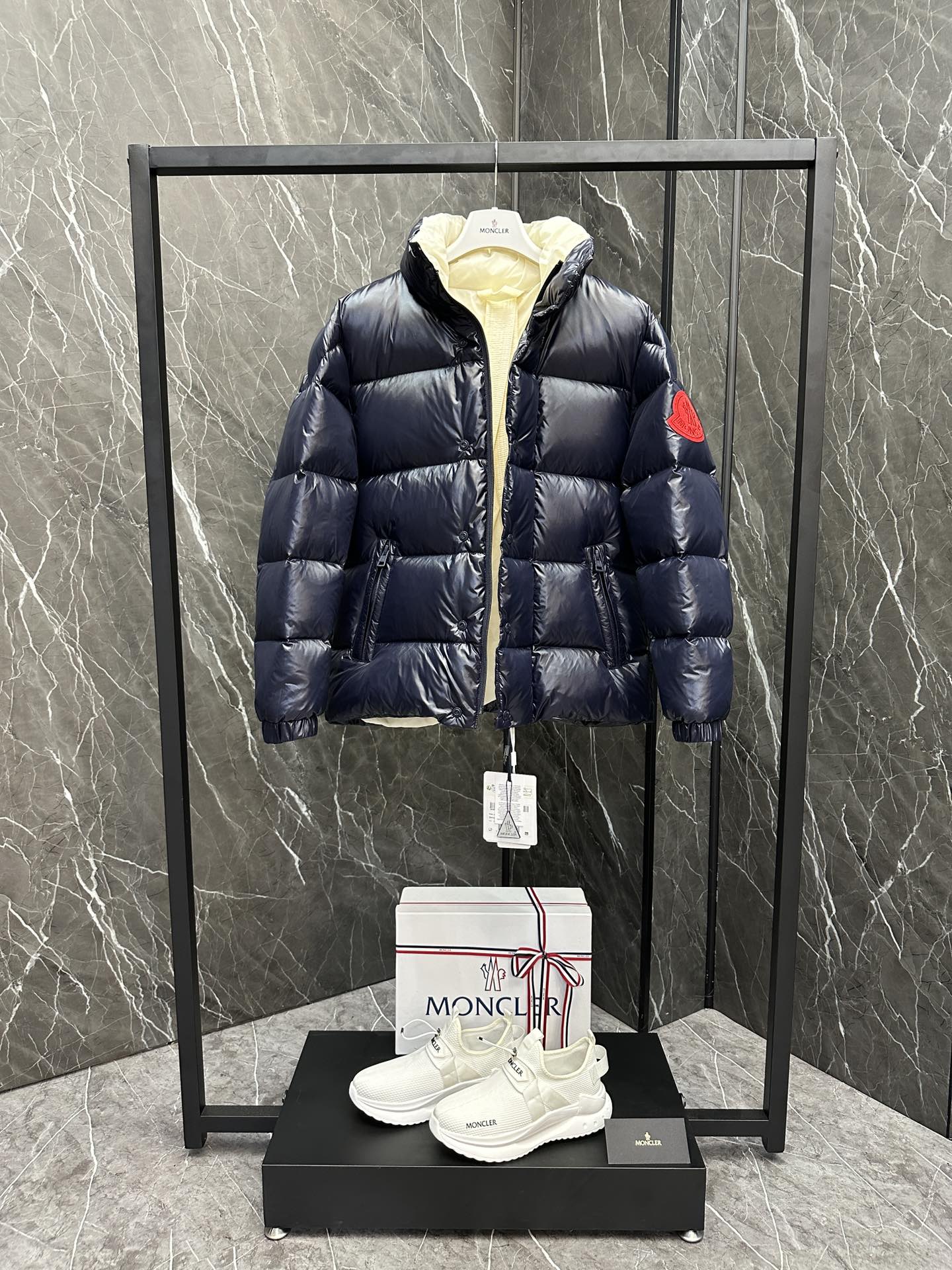 画像[3]-P1460 ダウン ⬆️Moncler Dervox Short Men's Down Jacket JacketDervox Men's Short Down Jacketポップなカラーパレットがコレクションの活気あるエネルギーを際立たせる。(⚠️非常にふくよかな中綿入り。毛羽立ち700以上。タグのバーコードとモデル番号はウェブサイトと同じです。このショートダウンジャケットにはショルダーストラップが内蔵されているため、暑くなったらバックパックとして背負うことも可能。ポップなカラーパレットに目を引くロゴワッペンをあしらい、都会でも高山でも着用できる。軽量ナイロンラケファブリック製 - 裏地は軽量ナイロンラケ - 中わたはダウン - スタンドカラー - ジッパーとスナップボタンで開閉 - ジップポケット - 調節可能なショルダーストラップ-伸縮性のある袖口と裾 -フェルトロゴパッチ サイズ：1-5.-高級バッグ