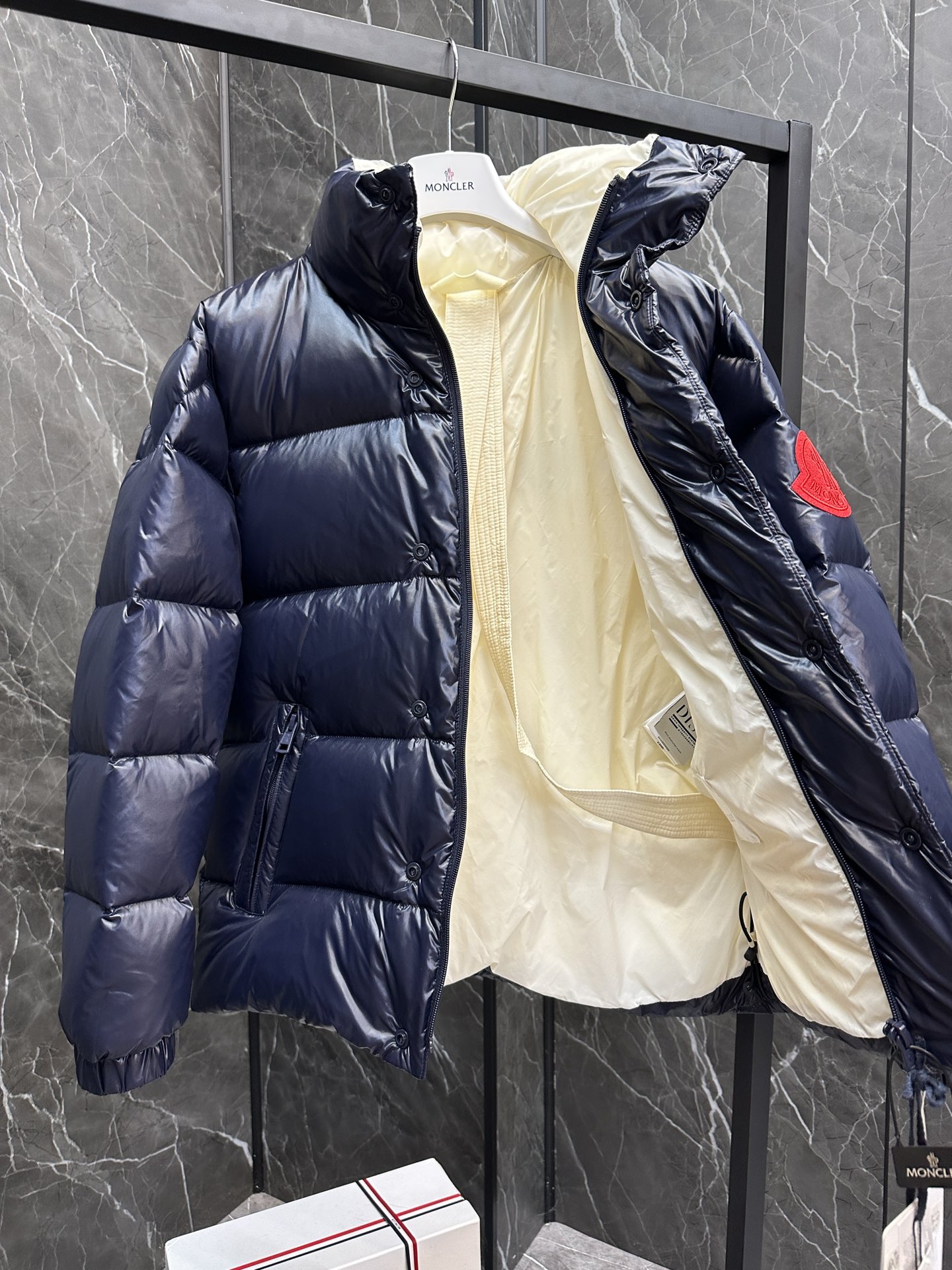 画像[8]-P1460 ダウン ⬆️Moncler Dervox Short Men's Down Jacket JacketDervox Men's Short Down Jacketポップなカラーパレットがコレクションの活気あるエネルギーを際立たせる。(⚠️非常にふくよかな中綿入り。毛羽立ち700以上。タグのバーコードとモデル番号はウェブサイトと同じです。このショートダウンジャケットにはショルダーストラップが内蔵されているため、暑くなったらバックパックとして背負うことも可能。ポップなカラーパレットに目を引くロゴワッペンをあしらい、都会でも高山でも着用できる。軽量ナイロンラケファブリック製 - 裏地は軽量ナイロンラケ - 中わたはダウン - スタンドカラー - ジッパーとスナップボタンで開閉 - ジップポケット - 調節可能なショルダーストラップ-伸縮性のある袖口と裾 -フェルトロゴパッチ サイズ：1-5.-高級バッグ