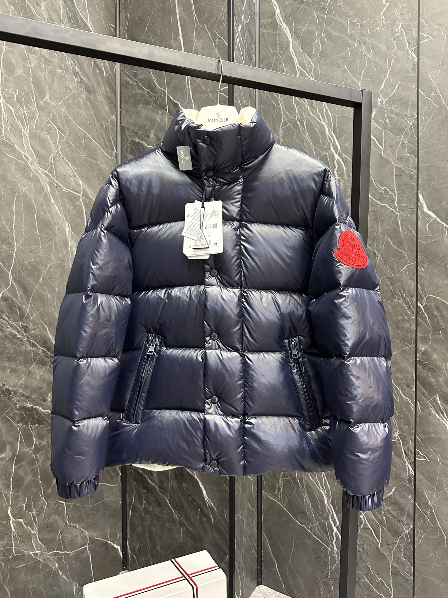 画像[5]-P1460 ダウン ⬆️Moncler Dervox Short Men's Down Jacket JacketポップなカラーパレットのDervoxメンズショートダウンジャケットは、コレクションの活気に満ちたエネルギーを強調します。(⚠️非常にふくよかな中綿入り。毛羽立ち700以上。タグのバーコードとモデル番号はウェブサイトと同じです。このショートダウンジャケットにはショルダーストラップが内蔵されているため、暑くなったらバックパックとして背負うことも可能。ポップなカラーパレットに目を引くロゴワッペンをあしらい、都会でも高山でも着用できる。軽量ナイロンラケファブリック製 - 裏地は軽量ナイロンラケ - 中わたはダウン - スタンドカラー - ジッパーとスナップボタンで開閉 - ジップポケット - 調節可能なショルダーストラップ-伸縮性のある袖口と裾 -フェルトロゴパッチ サイズ：1-5.-高級バッグ