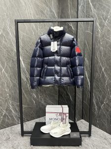 P1460  羽绒⬆️Moncler Dervox短款男士羽绒服夹克外套Dervox男士短款羽绒夹克采用波普色调彰显系列的朝气活力.(⚠️填充极致饱满.700+蓬松度.吊牌条码款号对应官网一致.吊牌内置NFC电子感应防伪)
Dervox羽绒夹克采用轻盈nylon laqué面料制成舒适保暖而不显厚重这款短款羽绒服配有内部肩带在升温时可以将夹克作为背包携带适合在都市或高山穿着采用波普色调饰有醒目标识贴片
详情
•采用轻盈nylon laqué面料制成
•轻盈nylon laqué衬里
•填充羽绒
•立领
•拉链和按扣开合
•拉链口袋
•可调节肩带
•弹性袖口和下摆
•毛毡标识贴片
Size: 1-5.-高仿包包