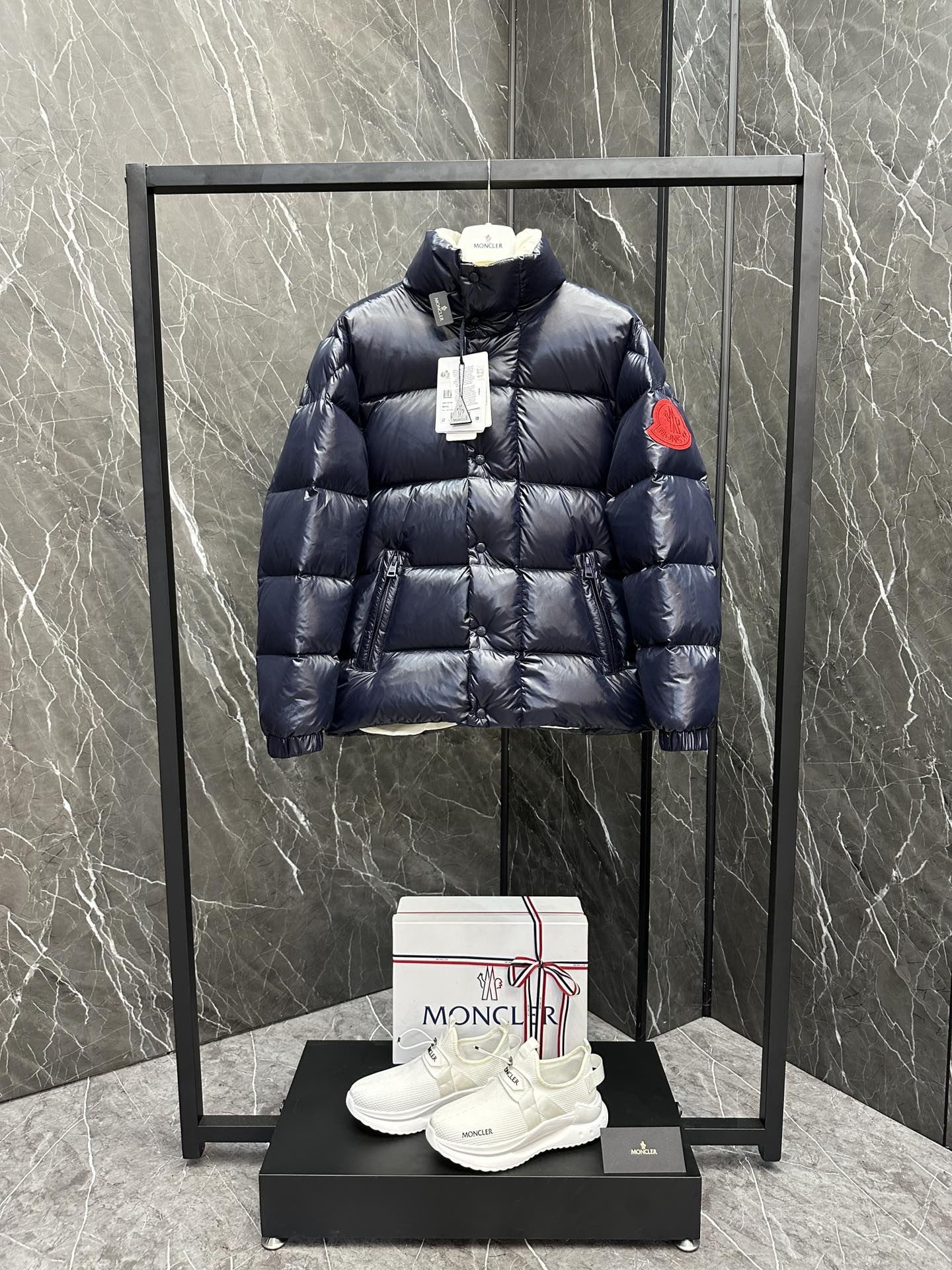 P1460 داون ⬆️Moncler جاكيت درفوكس القصير للرجال بسترة درفوكس القصيرة للرجال بسترة قصيرة للرجال من داون بألوان مبهجة تبرز حيوية المجموعة. (⚠️Extremely حشوة كاملة ⚠️Extremely حشوة كاملة.700+ زغب. الرمز الشريطي ورقم الموديل على البطاقة هو نفسه الموجود على الموقع الإلكتروني. البطاقة مزودة بحماية NFC مدمجة) جاكيت ديرفوكس مصنوع من قماش نايلون لاكيه خفيف الوزن يحافظ على دفئك دون أن يكون ثقيلًا جدًا. يأتي هذا الجاكيت القصير المصنوع من قماش النايلون الخفيف الوزن بحمالات كتف داخلية حتى يمكنك حمله كحقيبة ظهر عند ارتفاع درجة الحرارة، مما يجعله مثاليًا للارتداء في المناطق الحضرية أو في جبال الألب بلوحة ألوان مبهجة مع رقعة شعار لافتة للنظر. مصنوع من قماش نايلون لاكيه خفيف الوزن - بطانة نايلون لاكيه خفيفة الوزن - بطانة من النايلون الخفيف - بطانة من الأسفل - ياقة قائمة - إغلاق بسحاب وأزرار كبس - جيوب بسحاب - أحزمة كتف قابلة للتعديل -أساور وحاشية مطاطية - رقعة شعار اللباد المقاس: 1-5.