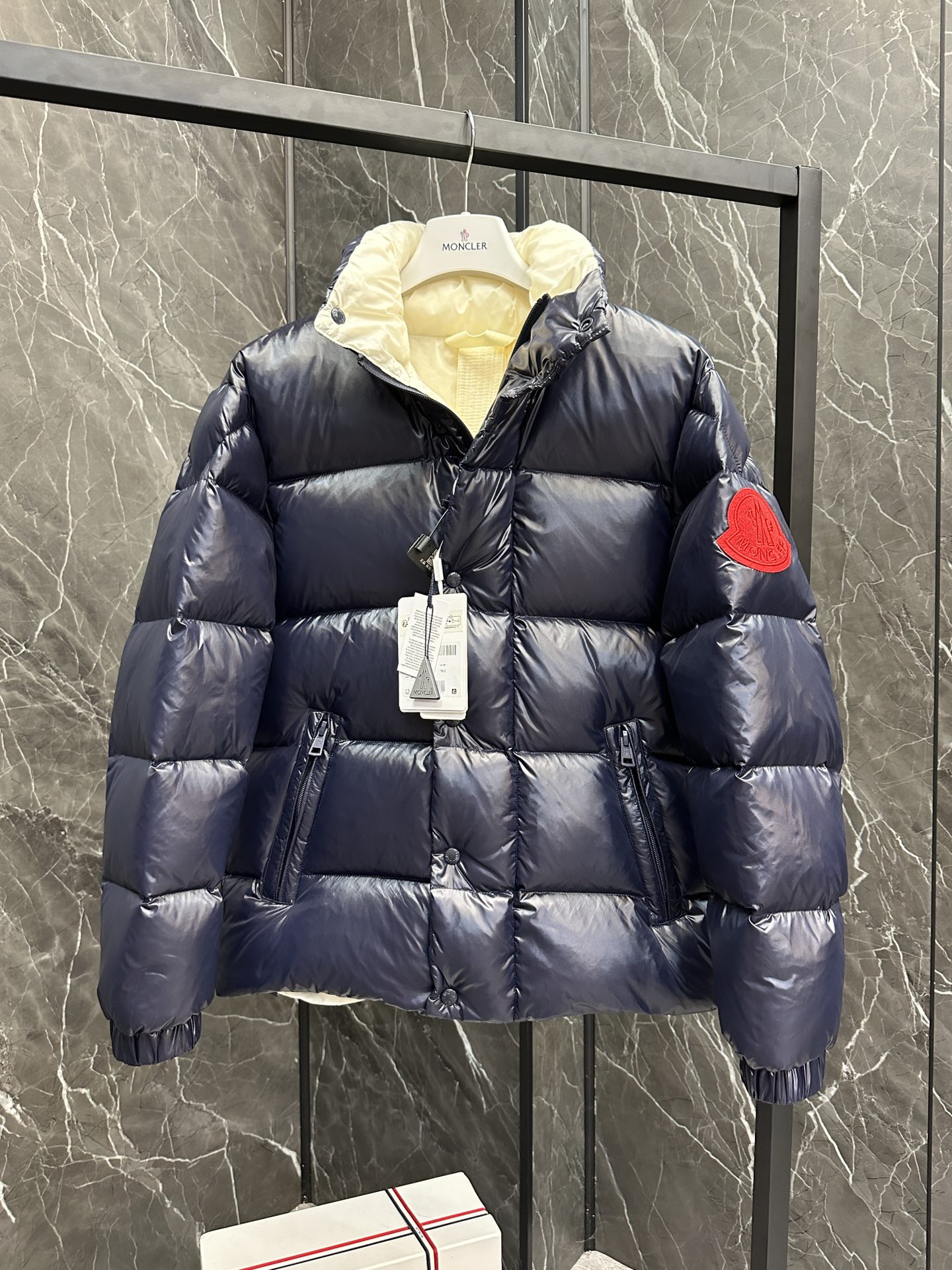 P1460 Down ⬆️Moncler Dervox Short Men's Down Jacket JacketDervox Men's Short Down Jacket in a pop color palette highlights the collection's vibrant energy. (⚠️Extremely full filling.700+ fluffiness. The barcode and model number on the tag are the same as those on the official website. The tag has built-in NFC protection) The Dervox down jacket is made from lightweight nylon laqué fabric that keeps you warm without being heavy. This short down jacket has internal shoulder straps that allow you to carry the jacket as a backpack when it heats up, making it ideal for urban or alpine wear in pop tones with an eye-catching logo patch. made of lightweight nylon laqué fabric - lightweight nylon laqué lining - down padding - stand-up collar - zipper and snap button closure - zipper pockets - adjustable shoulder straps -Elasticized cuffs and hem -Felt logo patchSize: 1-5.