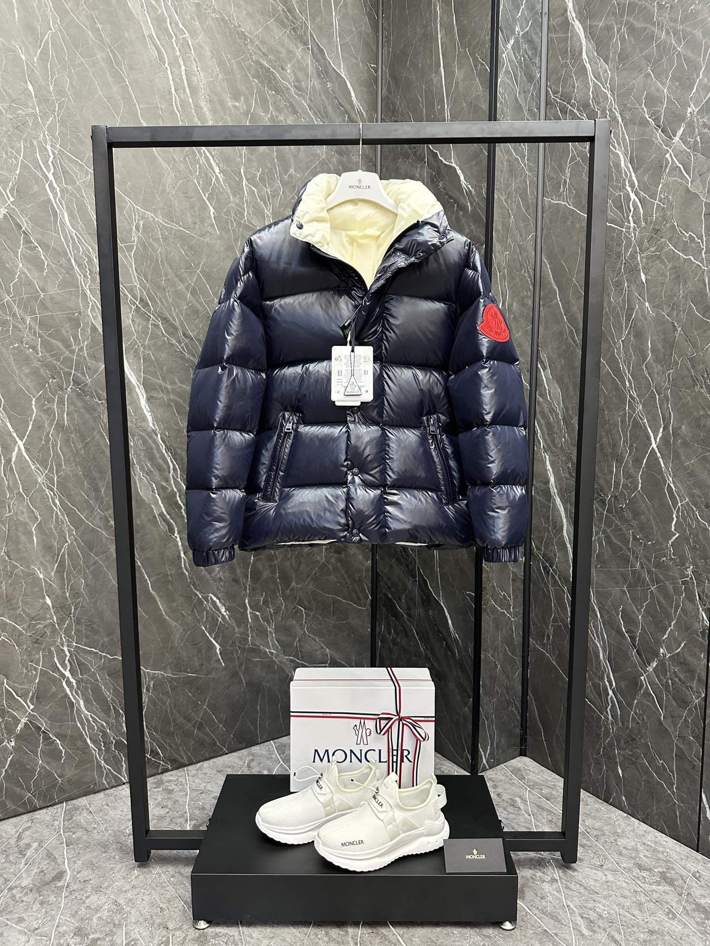 P1460 Down ⬆️Moncler Dervox Short Men's Down Jacket JacketDervox Men's Short Down Jacket in a pop color palette highlights the collection's vibrant energy. (⚠️Extremely full filling.700+ fluffiness. The barcode and model number on the tag are the same as those on the official website. The tag has built-in NFC protection) The Dervox down jacket is made from lightweight nylon laqué fabric that keeps you warm without being heavy. This short down jacket has internal shoulder straps that allow you to carry the jacket as a backpack when it heats up, making it ideal for urban or alpine wear in pop tones with an eye-catching logo patch. made of lightweight nylon laqué fabric - lightweight nylon laqué lining - down padding - stand-up collar - zipper and snap button closure - zipper pockets - adjustable shoulder straps -Elasticized cuffs and hem -Felt logo patchSize: 1-5.