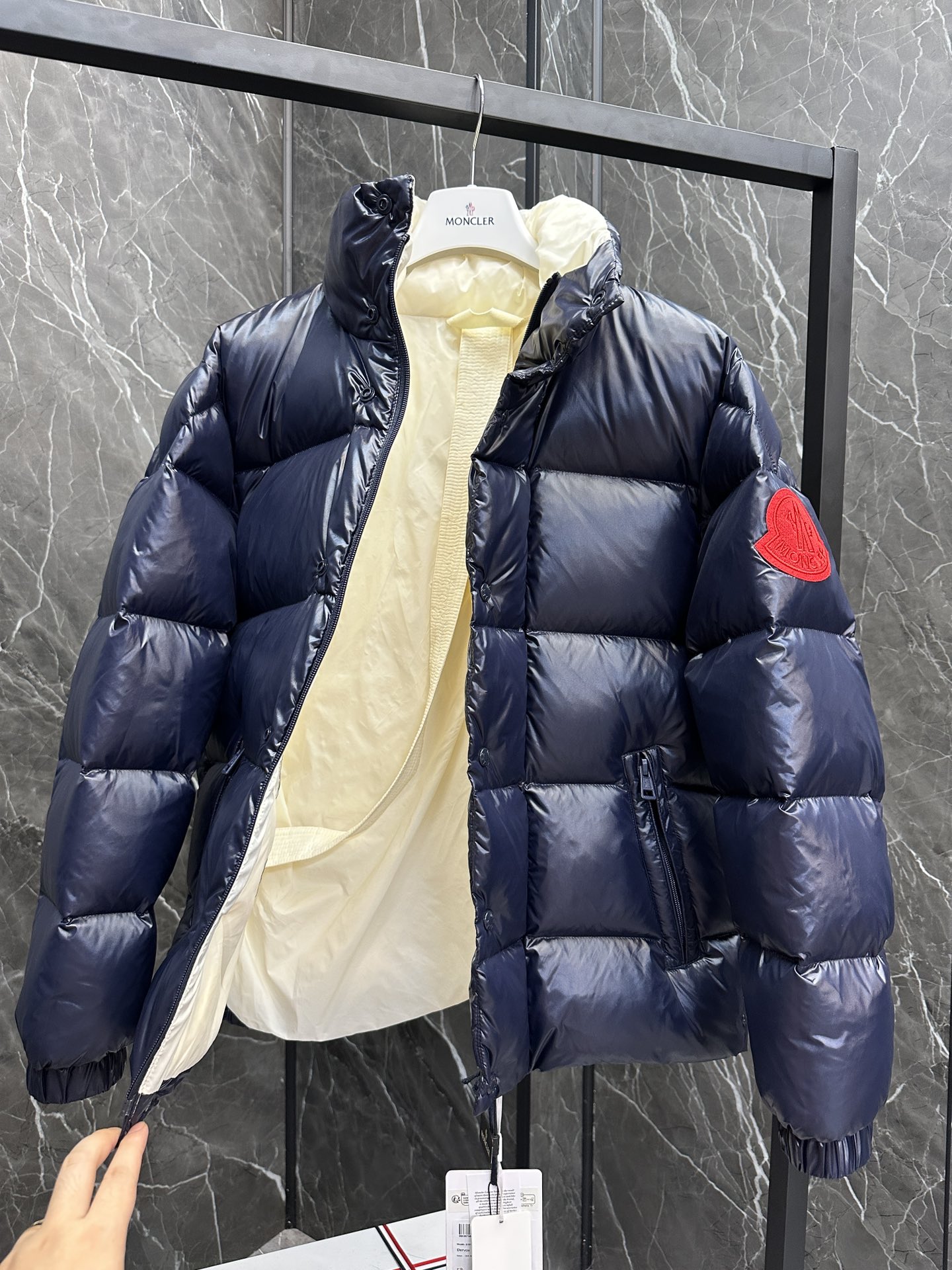 P1460 Down ⬆️Moncler Dervox Short Men's Down Jacket JacketDervox Men's Short Down Jacket in a pop color palette highlights the collection's vibrant energy. (⚠️Extremely full filling.700+ fluffiness. The barcode and model number on the tag are the same as those on the official website. The tag has built-in NFC protection) The Dervox down jacket is made from lightweight nylon laqué fabric that keeps you warm without being heavy. This short down jacket has internal shoulder straps that allow you to carry the jacket as a backpack when it heats up, making it ideal for urban or alpine wear in pop tones with an eye-catching logo patch. made of lightweight nylon laqué fabric - lightweight nylon laqué lining - down padding - stand-up collar - zipper and snap button closure - zipper pockets - adjustable shoulder straps -Elasticized cuffs and hem -Felt logo patchSize: 1-5.