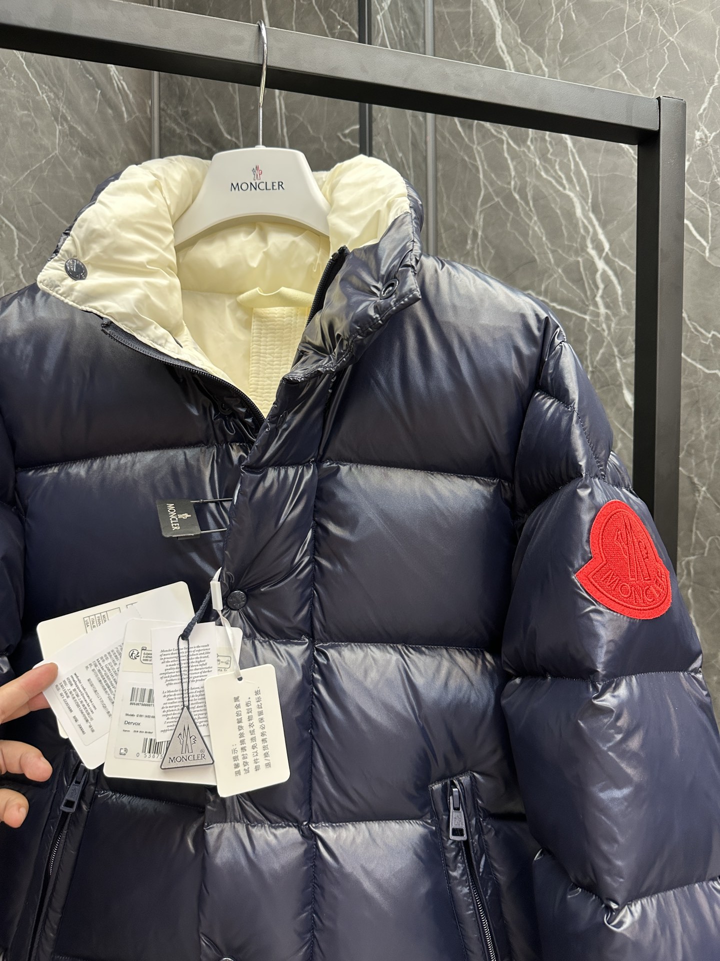 画像[4]-P1460 ダウン ⬆️Moncler Dervox Short Men's Down Jacket JacketDervox Men's Short Down Jacketポップなカラーパレットがコレクションの活気あるエネルギーを際立たせる。(⚠️非常にふくよかな中綿入り。毛羽立ち700+。タグのバーコードとモデル番号はウェブサイトと同じです。このショートダウンジャケットにはショルダーストラップが内蔵されているため、暑くなったらバックパックとして背負うことも可能。ポップなカラーパレットに目を引くロゴワッペンをあしらい、都会でも高山でも着用できる。軽量ナイロンラケファブリック製 - 裏地は軽量ナイロンラケ - 中わたはダウン - スタンドカラー - ジッパーとスナップボタンで開閉 - ジップポケット - 調節可能なショルダーストラップ-伸縮性のある袖口と裾 -フェルトロゴパッチ サイズ：1-5.-高級バッグ