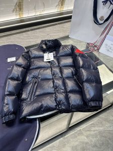 P1460 Moncler 1952 Limited Edition Dervox mais pormenores. O padrão de produção é reconhecido, com acolchoamento de penas de ganso / o código de barras e o número de modelo correspondem ao site oficial / a etiqueta de pendurar tem um sensor eletrónico NFC incorporado para evitar a contrafação.Tamanho 1-5