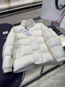 P1460 Moncler 1952限定系列Dervox更多实拍细节展示.认准出品标准,鹅绒填充/条码款号齐全对应官网一致/吊牌内置NFC电子感应防伪.
码数:1-5码-高仿包包