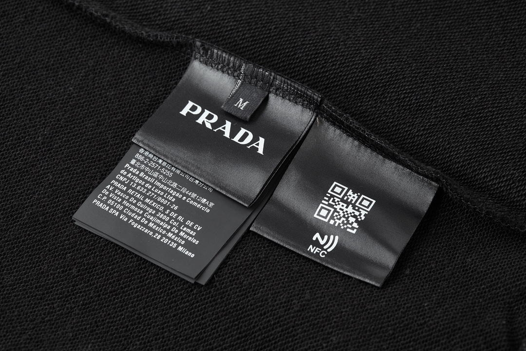 Picture [7]-P620 PRADA mention embroidery polo sweater fabric: using 380 grams of terry long yarn cotton fixed weave thread: using 2 * 2 flat machine thread four strands of cotton yarn customized process: embroidery using jacquard brush embroidery process process needs thread buried bottom line after processing filler process high temperature ironing shoveling positioning and so on a series of complex process accessories: buttons using natural gum material original 1: 1 size 4 eyes four holes Wash logo a complete set of matching this cotton polo shirt with Oversize casual fit and sporty details soft design with ribbed knit collar, cuffs and bottom edge of the colorful letters logo highlights the exquisite style Oversize fit ribbed knit collar ribbed knit bottom edge ribbed knit cuffs button closure jacquard logo, etc.... .........Accessories: custom 1:1 jacquard logoAccessories: custom 1:1 buttonAccessories: custom 1:1 washed logoFabric: custom 1:1 flat machine threadSize: S-M-LColors: black-grayExclusive-High Faux Bags