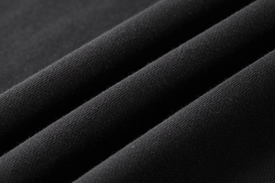 Picture [8]-P620 PRADA mention embroidery polo sweater fabric: using 380 grams of terry long yarn cotton fixed weave thread: using 2 * 2 flat machine thread four strands of cotton yarn customized process: embroidery using jacquard brush embroidery process process needs thread buried bottom line after processing filler process high temperature ironing shoveling positioning and so on a series of complex process accessories: buttons using natural gum material original 1:1 size 4 eyes four holes Wash logo a complete set of matching this cotton polo shirt with Oversize casual fit and sporty details soft design with ribbed knit collar, cuffs and bottom edge of the colorful letters logo highlights the exquisite style Oversize fit ribbed knit collar ribbed knit bottom edge ribbed knit cuffs button closure jacquard logo, etc.... .........Accessories: custom 1:1 jacquard logoAccessories: custom 1:1 buttonAccessories: custom 1:1 washed logoFabric: custom 1:1 flat machine threadSize: S-M-LColors: black-grayExclusive-High Faux Bags