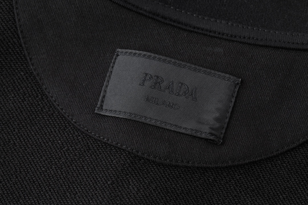 Picture [6]-P620 PRADA mention embroidery polo sweater fabric: using 380 grams of terry long yarn cotton fixed weave thread: using 2 * 2 flat machine thread four strands of cotton yarn customized process: embroidery using jacquard brush embroidery process process needs thread buried bottom line after processing filler process high temperature ironing shoveling positioning and so on a series of complex process accessories: buttons using natural gum material original 1:1 size 4 eyes four holes Wash logo a complete set of matching this cotton polo shirt with Oversize casual fit and sporty details soft design with ribbed knit collar, cuffs and bottom edge of the colorful letters logo highlights the exquisite style Oversize fit ribbed knit collar ribbed knit bottom edge ribbed knit cuffs button closure jacquard logo, etc.... .........Accessories: custom 1:1 jacquard logoAccessories: custom 1:1 buttonAccessories: custom 1:1 washed logoFabric: custom 1:1 flat machine threadSize: S-M-LColors: black-grayExclusive-High Faux Bags