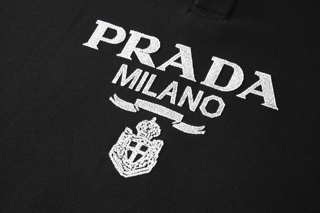 Picture [3]-P620 PRADA mention embroidery polo sweater fabric: using 380 grams of terry long yarn cotton fixed weave thread: using 2 * 2 flat machine thread four strands of cotton yarn customized process: embroidery using jacquard brush embroidery process process needs thread buried bottom line after processing filler process high temperature ironing shoveling positioning and so on a series of complex process accessories: buttons using natural gum material original 1: 1 size 4 eyes four holes Wash logo a complete set of matching this cotton polo shirt with Oversize casual fit and sporty details soft design with ribbed knit collar, cuffs and bottom edge of the colorful letters logo highlights the exquisite style Oversize fit ribbed knit collar ribbed knit bottom edge ribbed knit cuffs button closure jacquard logo, etc.... .........Accessories: custom 1:1 jacquard logoAccessories: custom 1:1 buttonAccessories: custom 1:1 washed logoFabric: custom 1:1 flat machine threadSize: S-M-LColors: black-grayExclusive-High Faux Bags