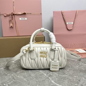 P1640 5BB142 línea de bordado M familia nueva bolsa de bolos sitio web oficial para promover la explosión absoluta de este año 🔥 estilo superior de piel de cordero importado MiuMiu estilo único Matelasse cuerpo patrón exquisito tridimensional elegante logotipo grabado frontal y el color del cuero se hace eco de la correa de hombro desmontable de cuero ajustable forro de satén de algodón con bolsillos con cremallera muchas celebridades con el mismo modelo tamaño 22X10.5X7.5Cm Viene en su embalaje original