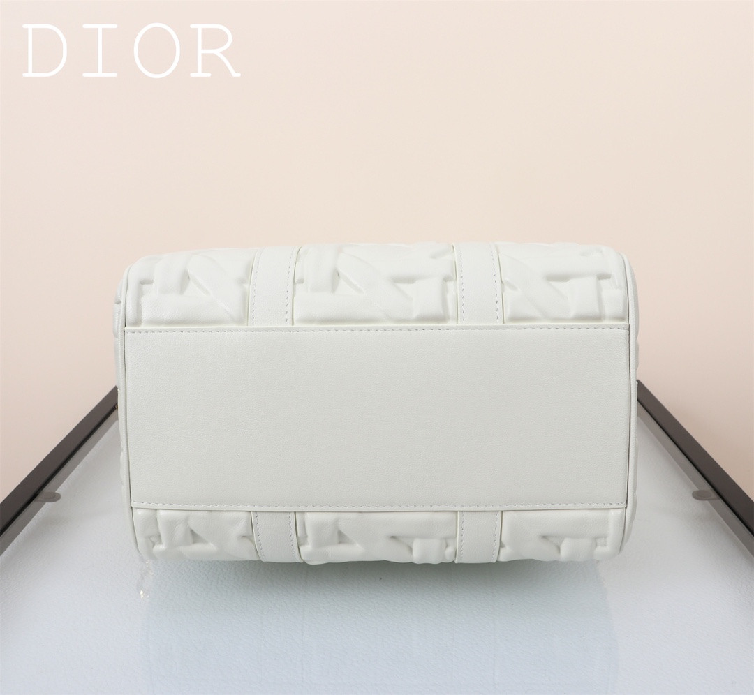 Dior Groove♣️ 25 Handbag "Large Black Embossed Lattice" This Dior Groove 25 handbag is part of the Winter 2014 Ready-to-Wear collection designed by Maria Grazia Chiuri and is elegantly crafted in black cowhide leather embossed with a quilted effect and oversized rattan lattice motifs that emphasize Dior's craftsmanship Leather. Adorned with the Christian Dior Paris logo and gold-tone stars, the key bag has a distinctive zipper padlock that opens with the key. The spacious compartment features a slit pocket and a zipper pocket for storing everyday essentials. With its leather top handle and adjustable, detachable shoulder strap, it can be carried in the hand, over the shoulder or across the body, making it the ideal bag for everyday styling. Leather key pouch with Christian Dior Paris logo padlock embellished with vintage gold-tone metal stars Key adjustable, detachable leather shoulder strap Interior zipped pocket Interior slit pocket Model: 1365 Dimensions: 25 x 19 x 16 cm (L x H x W) Holds 1 pouch, 1 wallet, 1 mobile phone, 1 card, 1 wallet, 1 mobile phone, 1 card, 1 mobile phone, 1 mobile phone, 1 mobile phone, 1 mobile phone, 1 mobile phone, 1 mobile phone, 1 mobile phone, 1 mobile phone, 1 mobile phone, 1 mobile phone, 1 mobile phone, 1 mobile phone 1 cell phone, 1 card holder, sunglasses and lip balm-High Fashion Factory