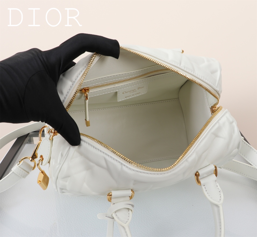 Dior Groove♣️ 25 Handbag "Large Black Embossed Lattice" This Dior Groove 25 handbag is part of the Winter 2014 Ready-to-Wear collection designed by Maria Grazia Chiuri and is elegantly crafted in black cowhide leather embossed with a quilted effect and oversized rattan lattice motifs that emphasize Dior's craftsmanship Leather. Adorned with the Christian Dior Paris logo and gold-tone stars, the key bag has a distinctive zipper padlock that opens with the key. The spacious compartment features a slit pocket and a zipper pocket for storing everyday essentials. With its leather top handle and adjustable, detachable shoulder strap, it can be carried in the hand, over the shoulder or across the body, making it the ideal bag for everyday styling. Leather key pouch with Christian Dior Paris logo padlock embellished with vintage gold-tone metal stars Key adjustable, detachable leather shoulder strap Interior zipped pocket Interior slit pocket Model: 1365 Dimensions: 25 x 19 x 16 cm (L x H x W) Holds 1 pouch, 1 wallet, 1 mobile phone, 1 card, 1 wallet, 1 mobile phone, 1 card, 1 mobile phone, 1 mobile phone, 1 mobile phone, 1 mobile phone, 1 mobile phone, 1 mobile phone, 1 mobile phone, 1 mobile phone, 1 mobile phone, 1 mobile phone, 1 mobile phone, 1 mobile phone 1 cell phone, 1 card holder, sunglasses and lip balm-High Fashion Factory