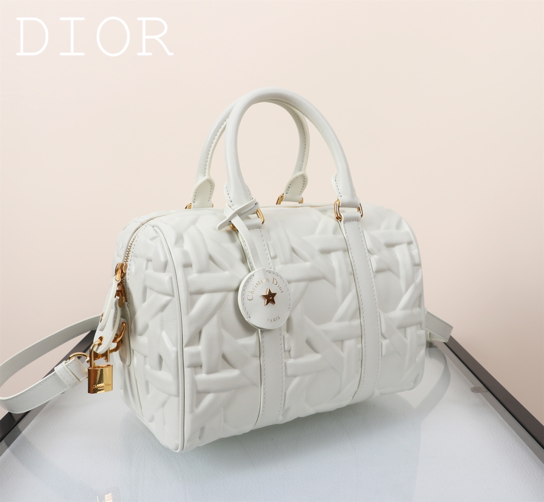 Dior Groove♣️ 25 Handbag "Large Black Embossed Lattice" This Dior Groove 25 handbag is part of the Winter 2014 Ready-to-Wear collection designed by Maria Grazia Chiuri and is elegantly crafted in black cowhide leather embossed with a quilted effect and oversized rattan lattice motifs that emphasize Dior's craftsmanship Leather. Adorned with the Christian Dior Paris logo and gold-tone stars, the key bag has a distinctive zipper padlock that opens with the key. The spacious compartment features a slit pocket and a zipper pocket for storing everyday essentials. With its leather top handle and adjustable, detachable shoulder strap, it can be carried in the hand, over the shoulder or across the body, making it the ideal bag for everyday styling. Leather key pouch with Christian Dior Paris logo padlock embellished with vintage gold-tone metal stars Key adjustable, detachable leather shoulder strap Interior zipped pocket Interior slit pocket Model: 1365 Dimensions: 25 x 19 x 16 cm (L x H x W) Holds 1 pouch, 1 wallet, 1 mobile phone, 1 card, 1 wallet, 1 mobile phone, 1 card, 1 mobile phone, 1 mobile phone, 1 mobile phone, 1 mobile phone, 1 mobile phone, 1 mobile phone, 1 mobile phone, 1 mobile phone, 1 mobile phone, 1 mobile phone, 1 mobile phone, 1 mobile phone 1 cell phone, 1 card holder, sunglasses and lip balm-High Fashion Factory
