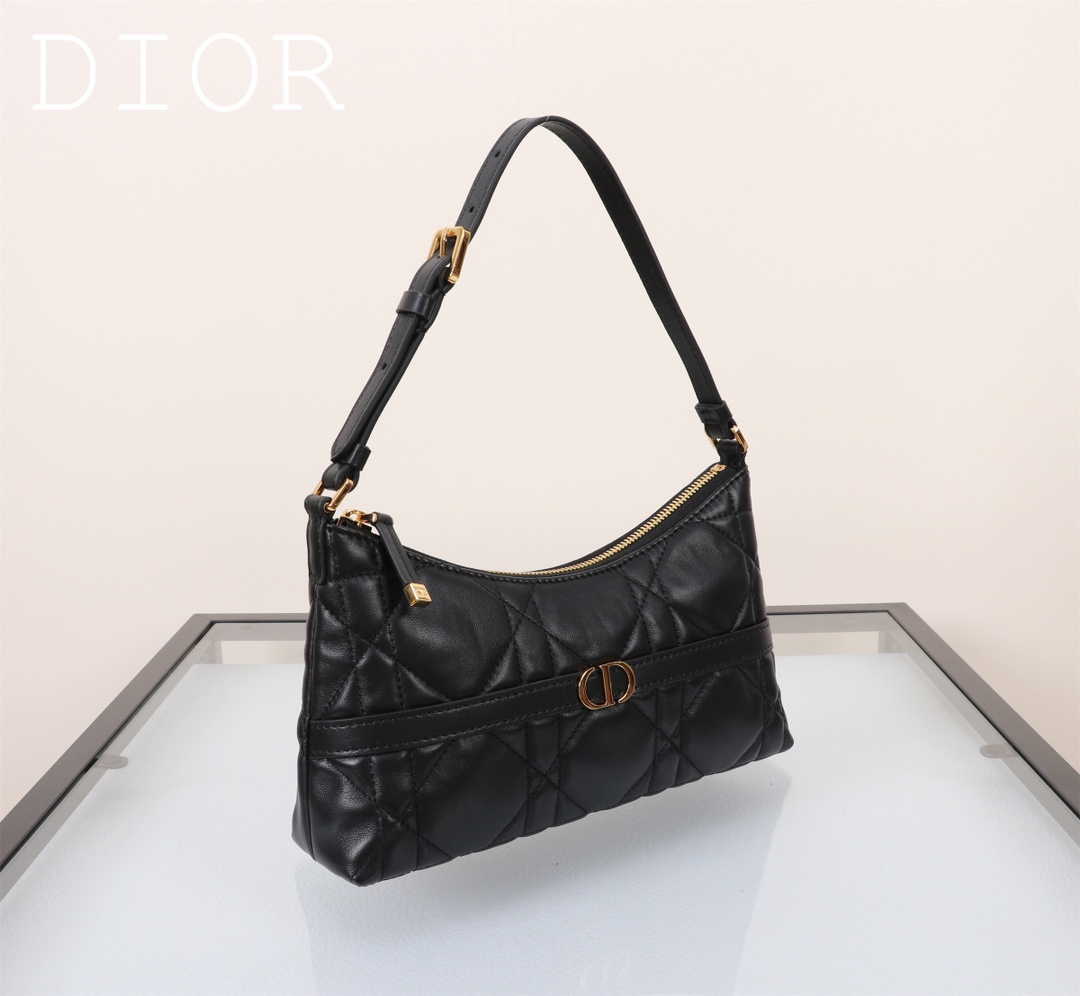 P1060 Miss Caro Mini Shoulder Dumpling Bag Black Sheep Leather Oversized Rattan Pattern Item No.: 5232 This mini shoulder dumpling bag is a new addition to the Early Spring 2025 collection and enriches the Miss Caro collection with stylish and sophisticated pieces crafted in black sheep leather with oversized rattan patterned stitching for style and decorative tonal straps with a vintage gold-tone finish on the front and a metal CD logo. Zippered compartment for storing everyday essentialsAdjustable leather shoulder strap for elegant slouching over the shoulderBody: sheepskinLining: sheepskin fabricFront embellished with CD logoZipper closureInterior compartment with 1 slotAdjustable leather shoulder strapDust bag includedMade in ItalyMeasurements23×13×6Model No.: 5232-High-quality imitation factory