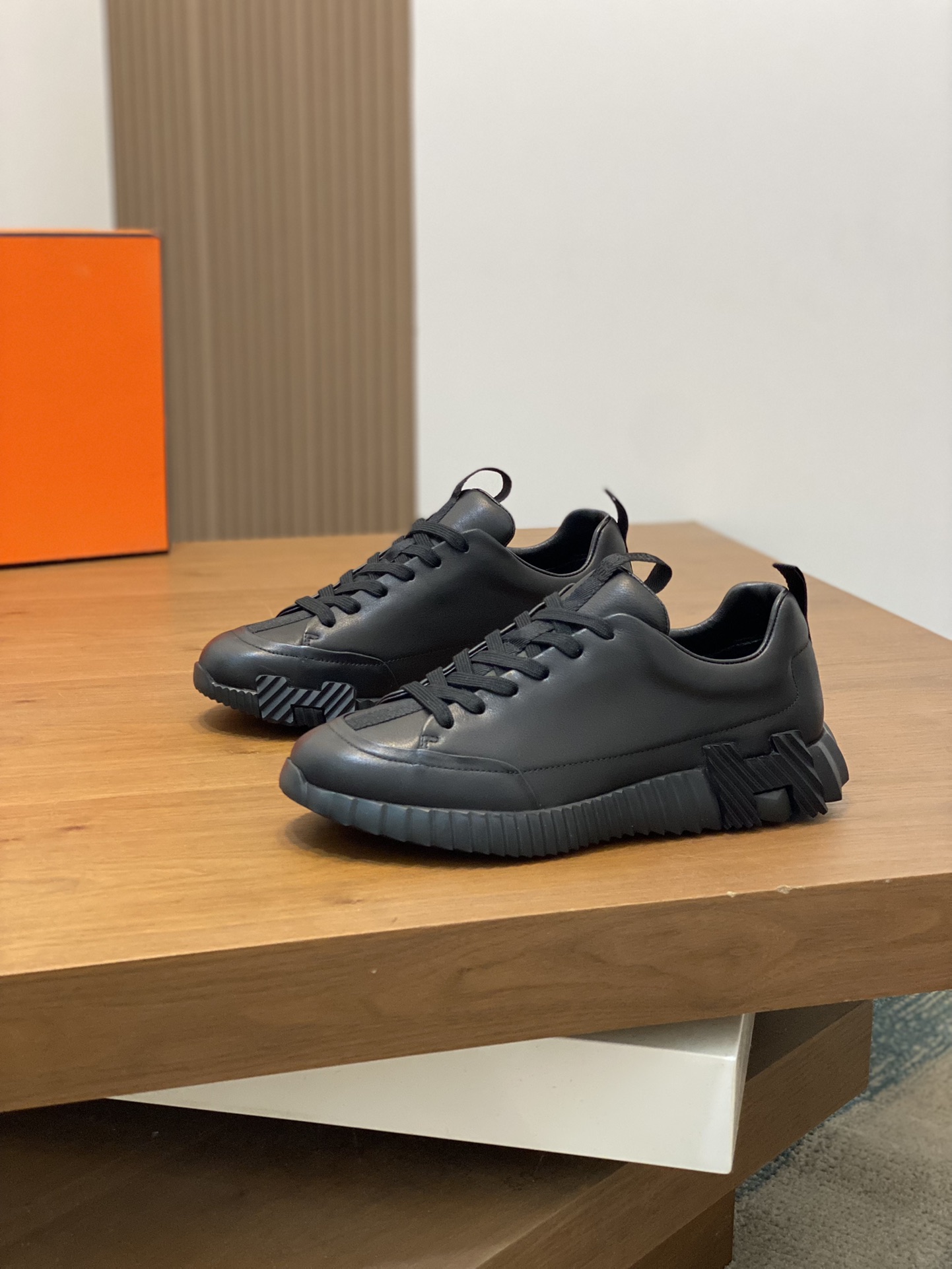 P800 Hermes New Jump Sneaker Collection PRECIO OFICIAL RMB ¥18.500 Fabricadas en piel de ternero importada en un mosaico de colores con cinchas negras que atraviesan la lengüeta para formar un lazo de cinchas que hace eco al lazo de cinchas del talón Línea de cordones plegables en la puntera Espuma fluida alrededor del perímetro de la boca para mayor comodidad Colores contrastados en la suela con un estampado geométrico H en relieve como toque final. La ligera suela de goma EVA está decorada con una horma de conejo de gran tamaño con un estampado geométrico en forma de H y una plantilla de cuero con rebote de látex, ¡creando un estilo muy ligero, vibrante, moderno y a la moda! Disponible en cinco colores. ¡Disponible en el embalaje original!    Talla contador estándar: 39-44# (38.45🉑️ custom)