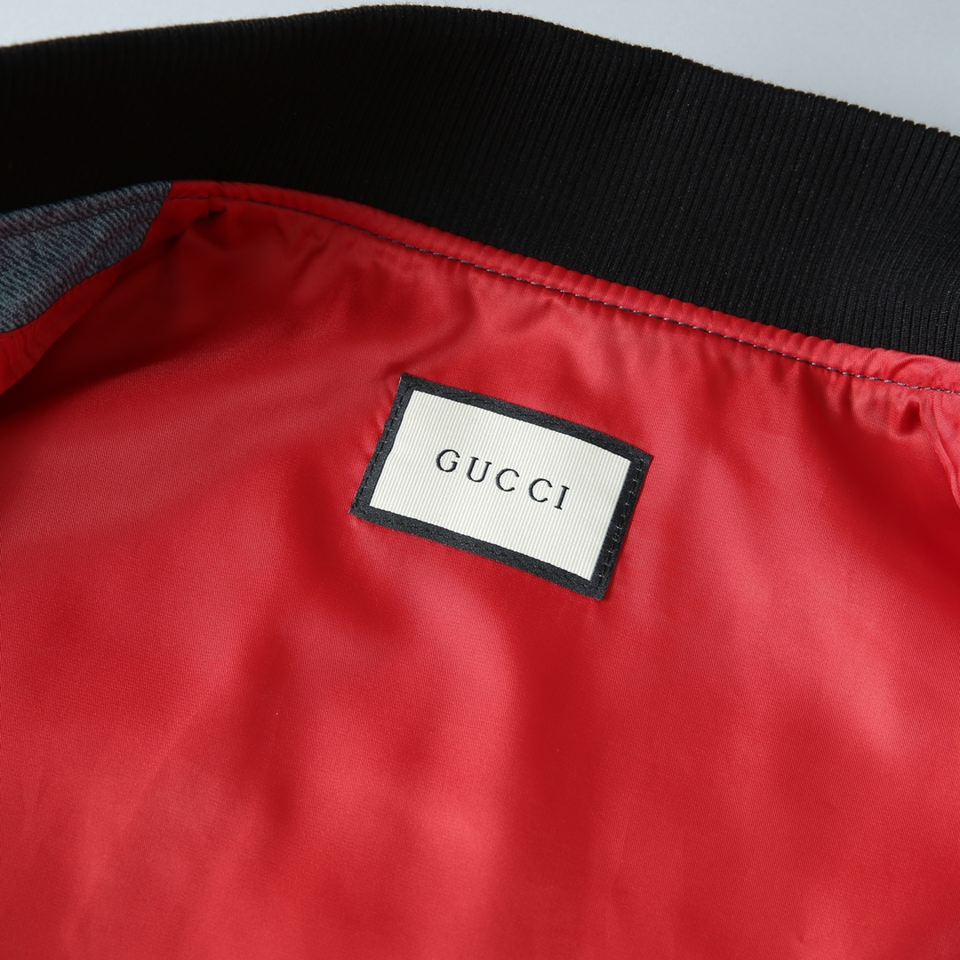 Imagem [7]-Jaqueta de couro-P3300 Gucci 2024 Jaqueta de lapela de seção de moda de alta qualidade para homens HK canais estrangeiros mercadorias produto autêntico contador oficial impulso principal para mostrar os 24 anos dos modelos mais recentes! O casaco adopta o velho estilo de tom de cor floral, subindo modelos básicos de basebol da versão de alfaiataria tridimensional, examinando a estética do tipo de conforto do corpo humano para atender ao ortodoxo regular e inclusivo de todas as ocasiões da demanda de vestuário grau reconhecível de distintivo mostrar a vitalidade urbana da cor e modelagem e usabilidade é extremamente alta! Os tecidos são importados da Austrália pele de borrego de ganga com pele de carneiro branca de qualidade couro cabeludo macio e resistência quinze suficiente conforto e respirabilidade tanto no corpo leve e sem sensação de fardo detalhes gerais de soberba sensação de acessórios de qualidade gama completa de convidado para o bordado frontal é bastante colorido e muito caro luxo de alto nível! Os detalhes dos acessórios de artesanato são todos convidados para um trabalho extremamente rigoroso através do corpo da construção da silhueta continua a forma de base V Deng casa será simples e caraterísticas atmosféricas no lugar grande impressão corporal decorada com o mais recente logotipo da flor velha na parte superior do corpo tipo cheio de negócios e lazer tanto fácil de gerenciar uma variedade de tipos de corpo para usar em linha com as necessidades da temporada de transição! Tamanho:M-XXXL-Sacos altos falsos