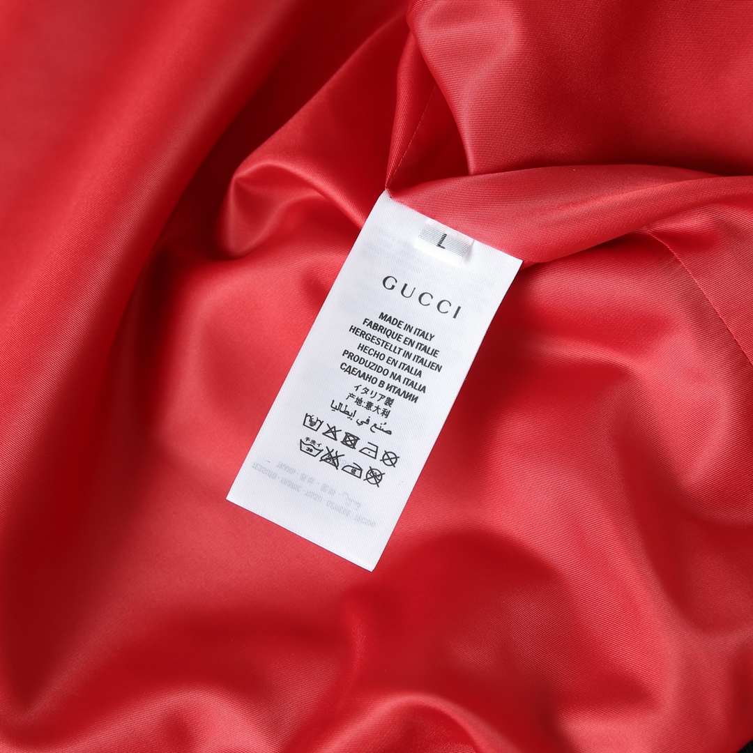 ¡Foto [8]-Chaqueta de cuero-P3300 Gucci 2024 modelos de moda de gama alta de los hombres chaqueta de solapa HK canales extranjeros bienes producto auténtico mostrador oficial de empuje principal para mostrar los 24 años de los últimos modelos! ¡La chaqueta adopta el viejo estilo floral tono de color se eleva modelos básicos de béisbol de la versión de sastrería tridimensional línea divisoria examinar la comodidad del cuerpo humano tipo de estética para satisfacer la ortodoxa regular e inclusivo de todas las ocasiones de la demanda de vestir reconocible grado de distintivo mostrar la vitalidad urbana del color y la conformación y wearability es extremadamente alta! ¡Los tejidos son importados de Australia de piel de cordero de cuero vaquero con piel de oveja blanca calidad cuero cabelludo suave y dureza quince suficiente comodidad y transpirabilidad tanto en el cuerpo ligero y sin sentido de la carga detalles generales de magnífico sentido de la calidad accesorios gama completa de invitados para el bordado frontal es bastante colorido y muy caro de lujo de alto nivel! ¡Los detalles de la artesanía artesanía accesorios son todos los huéspedes para la mano de obra extremadamente riguroso a través del cuerpo de la silueta de la construcción continúa la forma de base V Deng casa será simple y características atmosféricas en lugar de impresión de gran cuerpo decorado con el logotipo de la flor de edad más reciente en la parte superior del cuerpo tipo lleno de negocios y de ocio tanto fácil de manejar una variedad de tipos de cuerpo para llevar en línea con las necesidades de la temporada de transición! Tamaño:M-XXXL-Altas bolsas de imitación