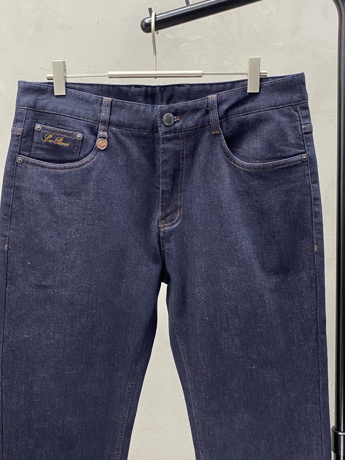 P520 LP-Loro Piana Noyo Piana💥 Exclusive exclusive new jeans👖 High-end version! Counter customized fabric Breathable comfort high impeccable details brand elements design concept reflects high quality feel delicate and soft! Presenting casual tailoring on the body shape is superb! 👍Yardage: 29-40