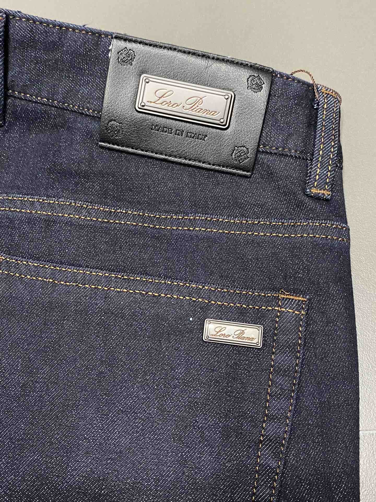 P520 LP-Loro Piana Noyo Piana💥 Exclusive exclusive new jeans👖 High-end version! Counter customized fabric Breathable comfort high impeccable details brand elements design concept reflects high quality feel delicate and soft! Presenting casual tailoring on the body shape is superb! 👍Yardage: 29-40