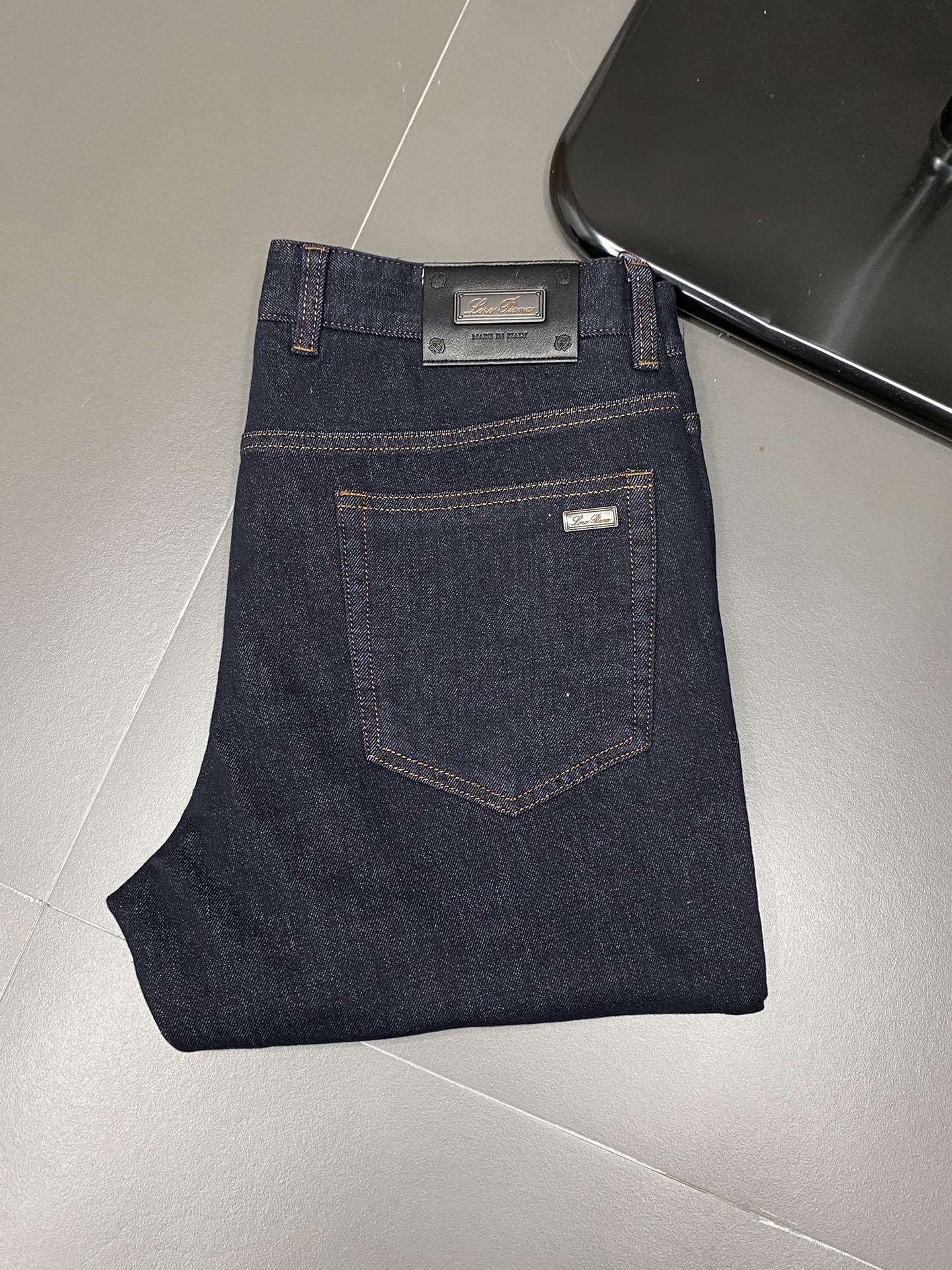 P520 LP-Loro Piana Noyo Piana💥 Exclusive exclusive new jeans👖 High-end version! Counter customized fabric Breathable comfort high impeccable details brand elements design concept reflects high quality feel delicate and soft! Presenting casual tailoring on the body shape is superb! 👍Yardage: 29-40