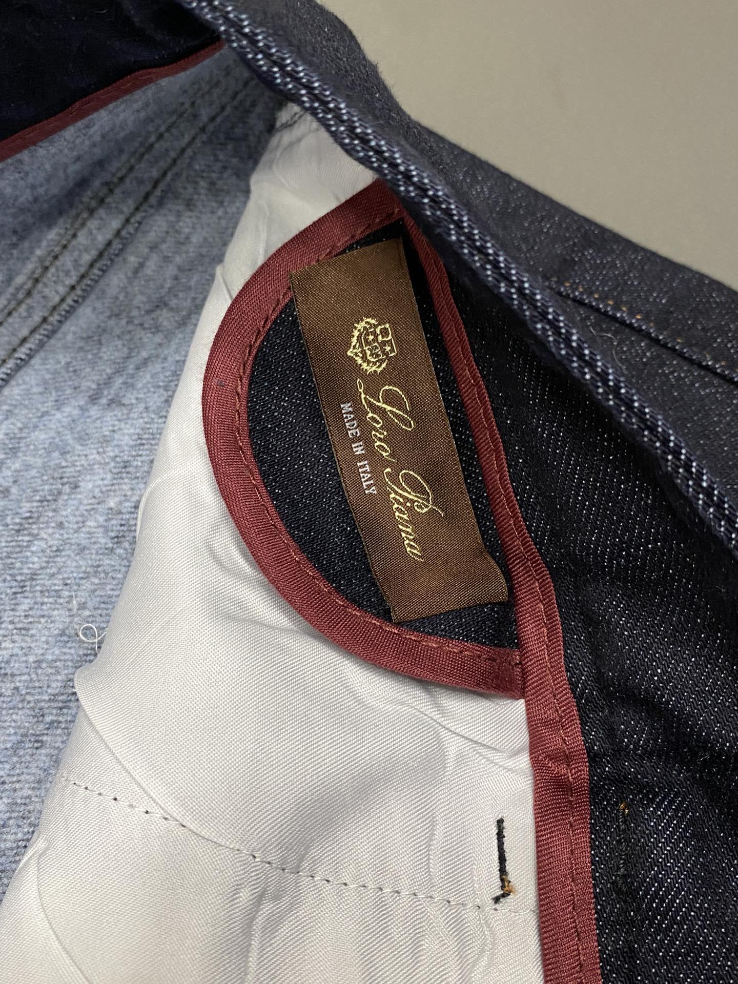 P520 LP-Loro Piana Noyo Piana💥 Exclusive exclusive new jeans👖 High-end version! Counter customized fabric Breathable comfort high impeccable details brand elements design concept reflects high quality feel delicate and soft! Presenting casual tailoring on the body shape is superb! 👍Yardage: 29-40