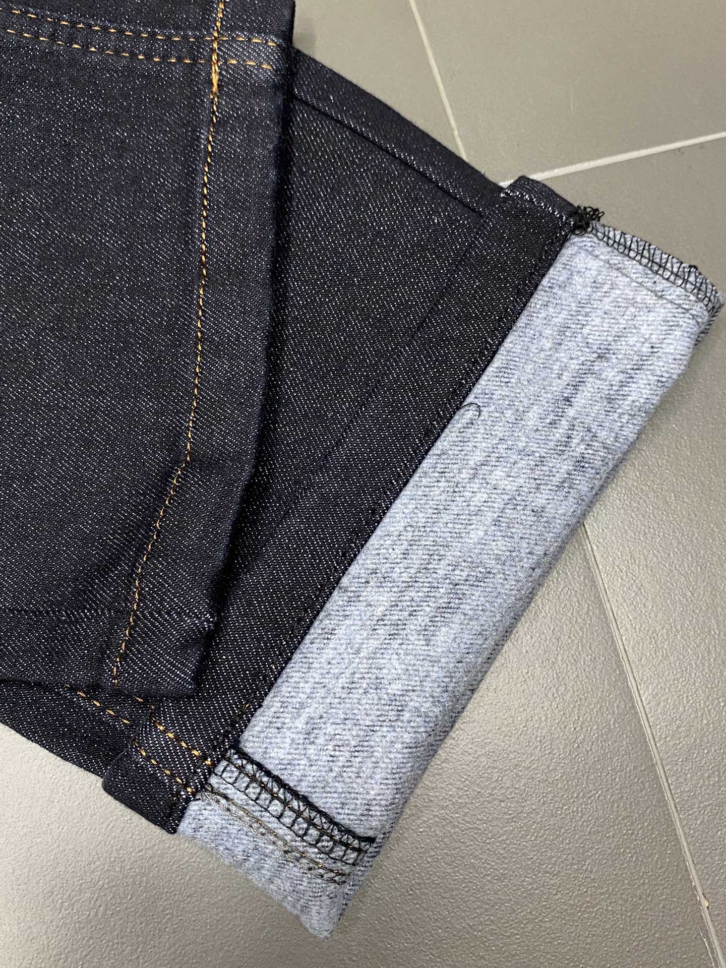 P520 LP-Loro Piana Noyo Piana💥 Exclusive exclusive new jeans👖 High-end version! Counter customized fabric Breathable comfort high impeccable details brand elements design concept reflects high quality feel delicate and soft! Presenting casual tailoring on the body shape is superb! 👍Yardage: 29-40