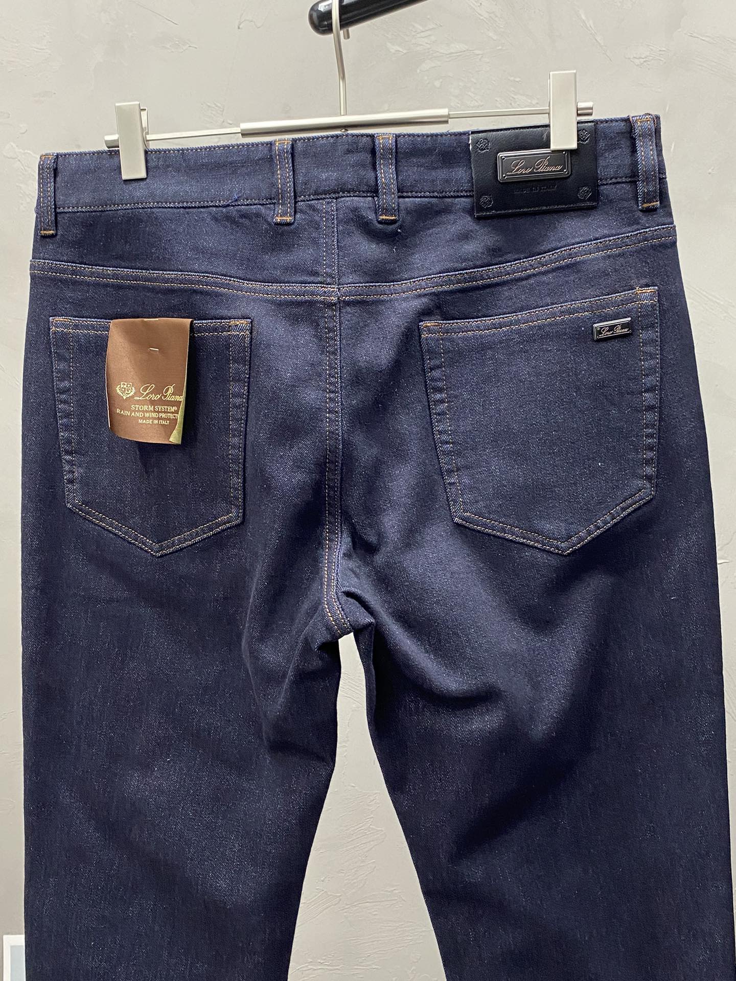 P520 LP-Loro Piana Noyo Piana💥 Exclusive exclusive new jeans👖 High-end version! Counter customized fabric Breathable comfort high impeccable details brand elements design concept reflects high quality feel delicate and soft! Presenting casual tailoring on the body shape is superb! 👍Yardage: 29-40