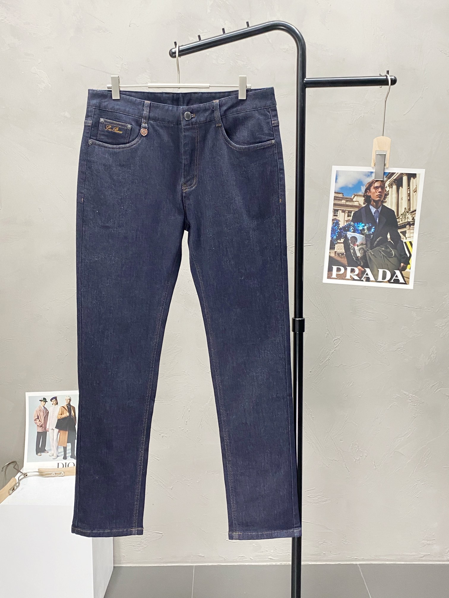 P520 LP-Loro Piana Noyo Piana💥 Exclusive exclusive new jeans👖 High-end version! Counter customized fabric Breathable comfort high impeccable details brand elements design concept reflects high quality feel delicate and soft! Presenting casual tailoring on the body shape is superb! 👍Yardage: 29-40