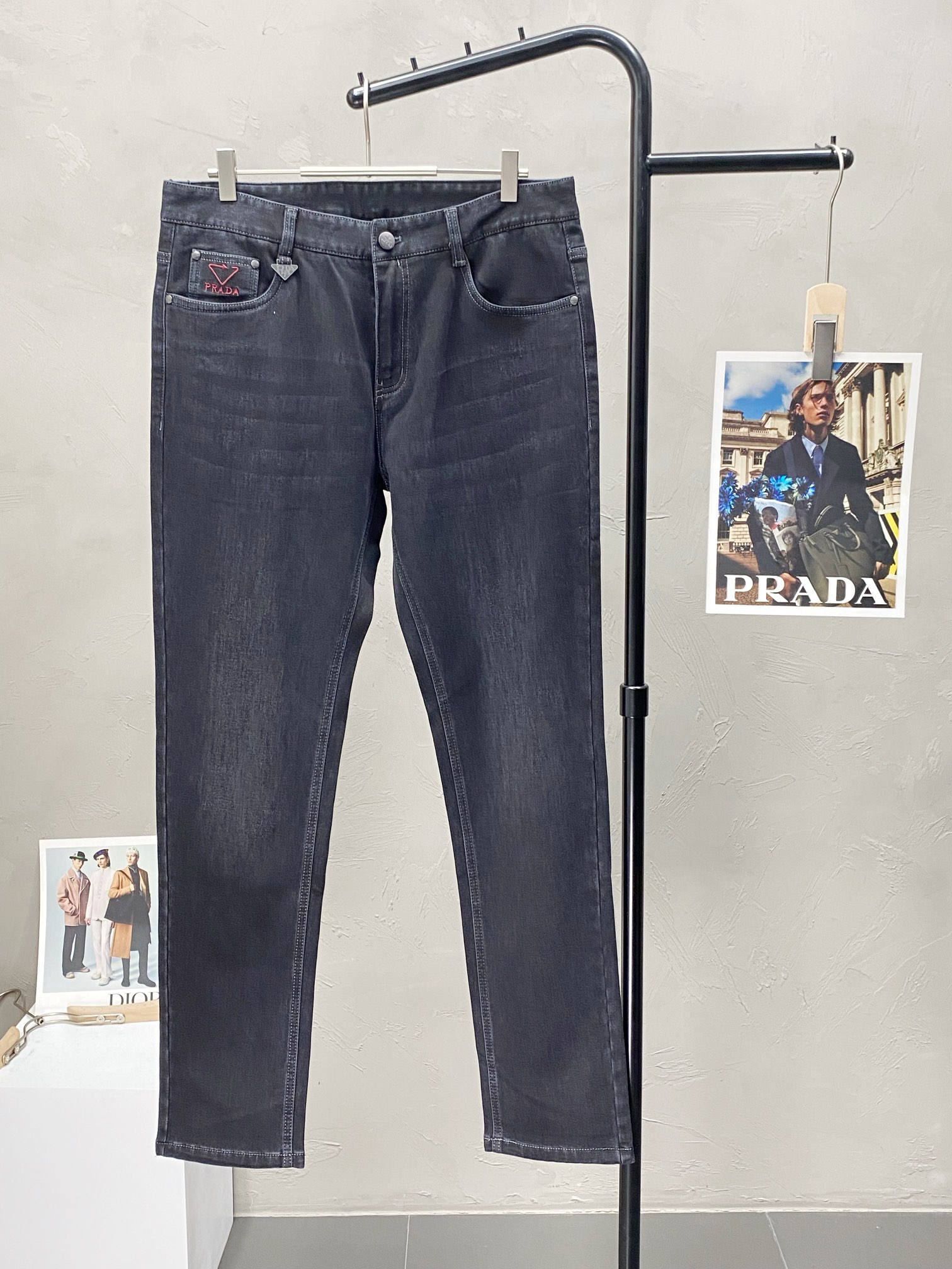 P520 Prada Prada💥 Exclusive exclusive new jeans👖 High-end version! Counter customized fabric Breathable comfort high impeccable details brand elements design concept reflects high quality feel delicate and soft! Presenting casual tailoring on the body shape is superb! 👍Yardage: 29-40