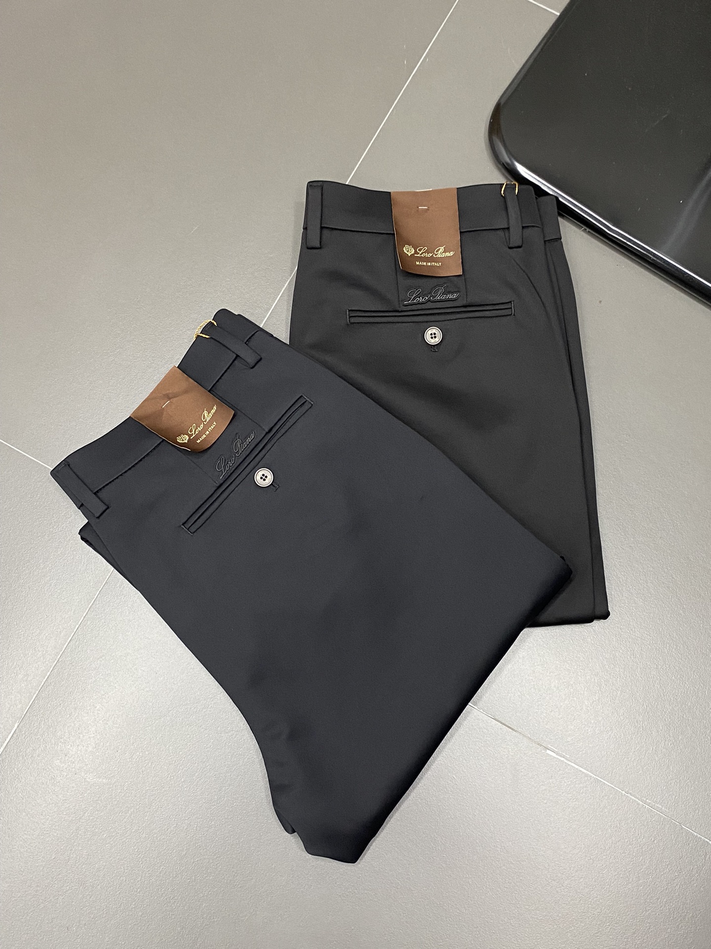 P500 LP-Loro Piana Noyo Piana 💥 Exclusive exclusive new casual pants High-end version! Counter customized fabrics Breathable comfort high impeccable details brand elements design concept reflects high quality feel delicate and soft! Presenting casual tailoring upper body shape is superb! 👍Yardage: 29-40