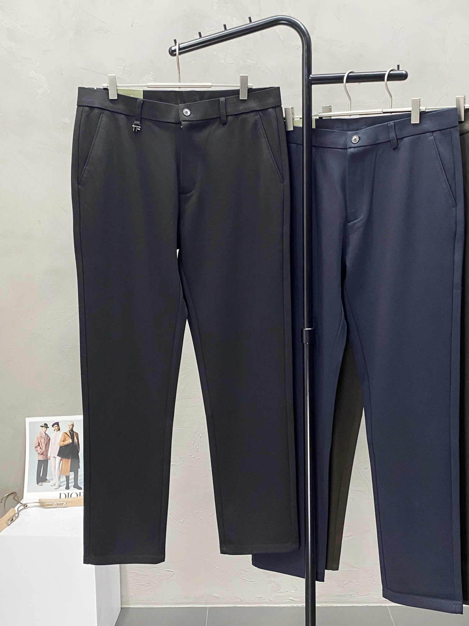 P500 TOM FORD Tom Ford 💥 exclusive exclusive new casual pants High-end version! Counter customized fabrics Breathable comfort high impeccable details brand elements design concept reflects high quality feel delicate and soft! Presenting casual tailoring upper body shape is superb! 👍Yardage: 29-40