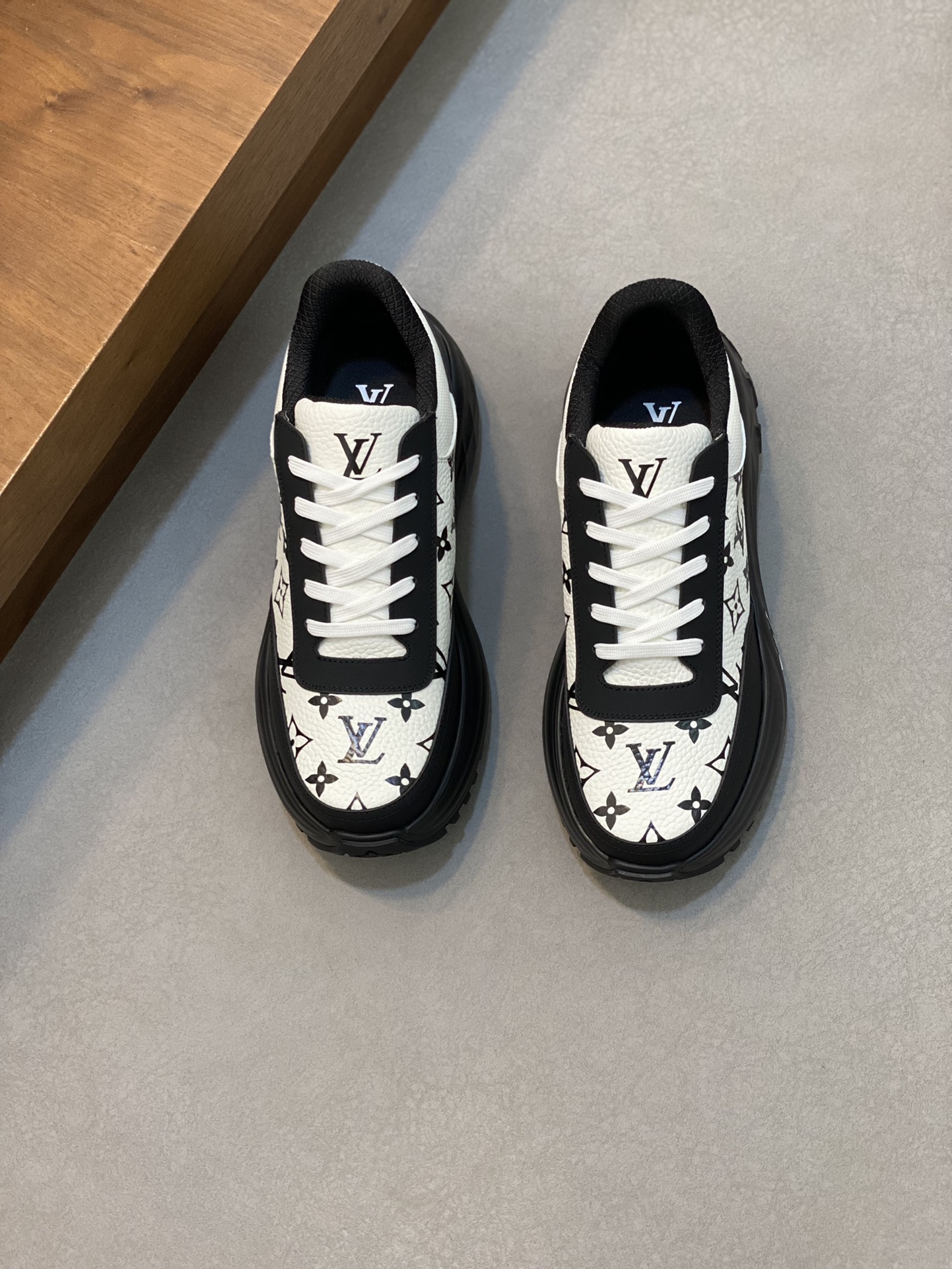 P1000 LV LUXURY NEW DISCOVERY This LV Discovery is inspired by mountaineering shoes with a sporty mix of technological materials Lightweight, resilient rubber outsole provides strong grip Monogram floral and Vuitton logos adorn the outsole and tongue Size: 39-44 (38.45 made to order).