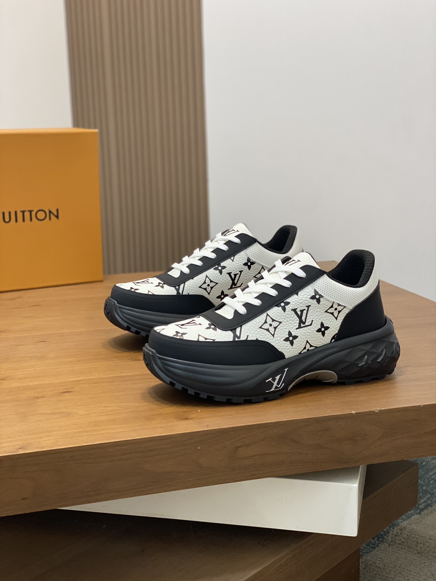 P1000 LV LUXURY NEW DISCOVERY This LV Discovery is inspired by mountaineering shoes with a sporty mix of technological materials Lightweight, resilient rubber outsole provides strong grip Monogram floral and Vuitton logos adorn the outsole and tongue Size: 39-44 (38.45 made to order).