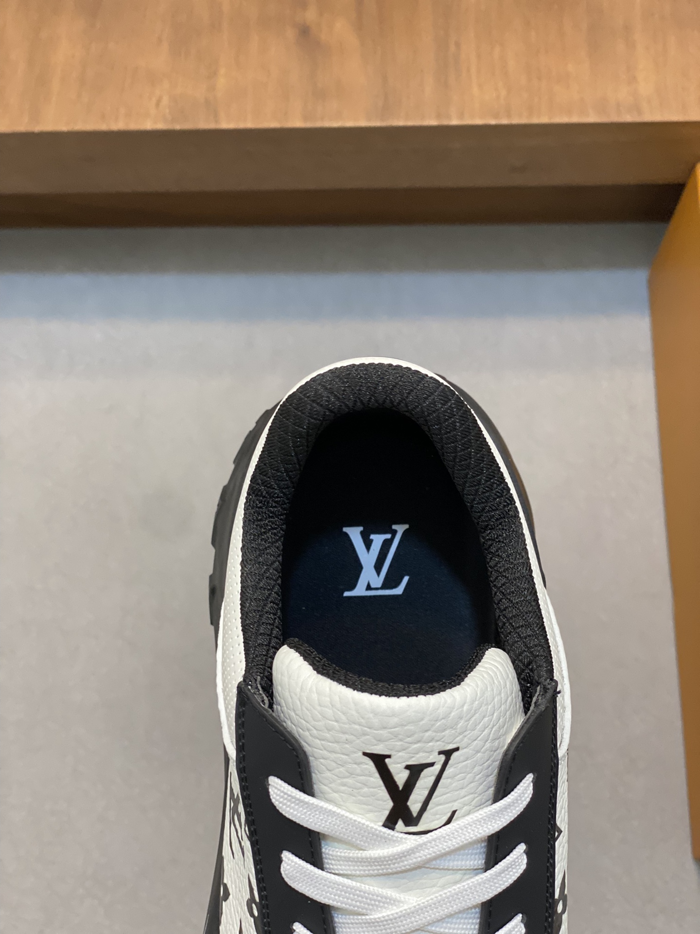 P1000 LV LUXURY NEW DISCOVERY This LV Discovery is inspired by mountaineering shoes with a sporty mix of technological materials Lightweight, resilient rubber outsole provides strong grip Monogram floral and Vuitton logos adorn the outsole and tongue Size: 39-44 (38.45 made to order).