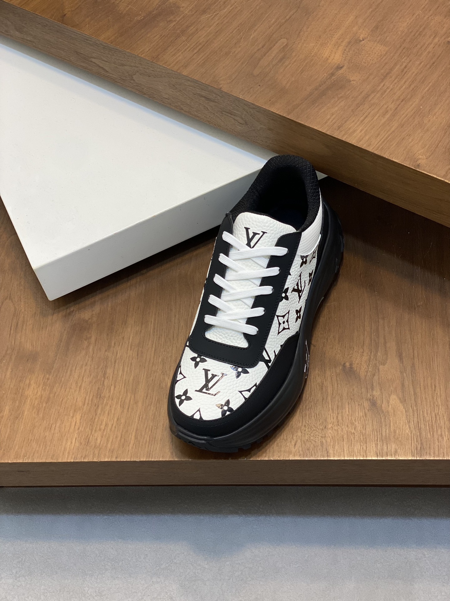 P1000 LV LUXURY NEW DISCOVERY This LV Discovery is inspired by mountaineering shoes with a sporty mix of technological materials Lightweight, resilient rubber outsole provides strong grip Monogram floral and Vuitton logos adorn the outsole and tongue Size: 39-44 (38.45 made to order).