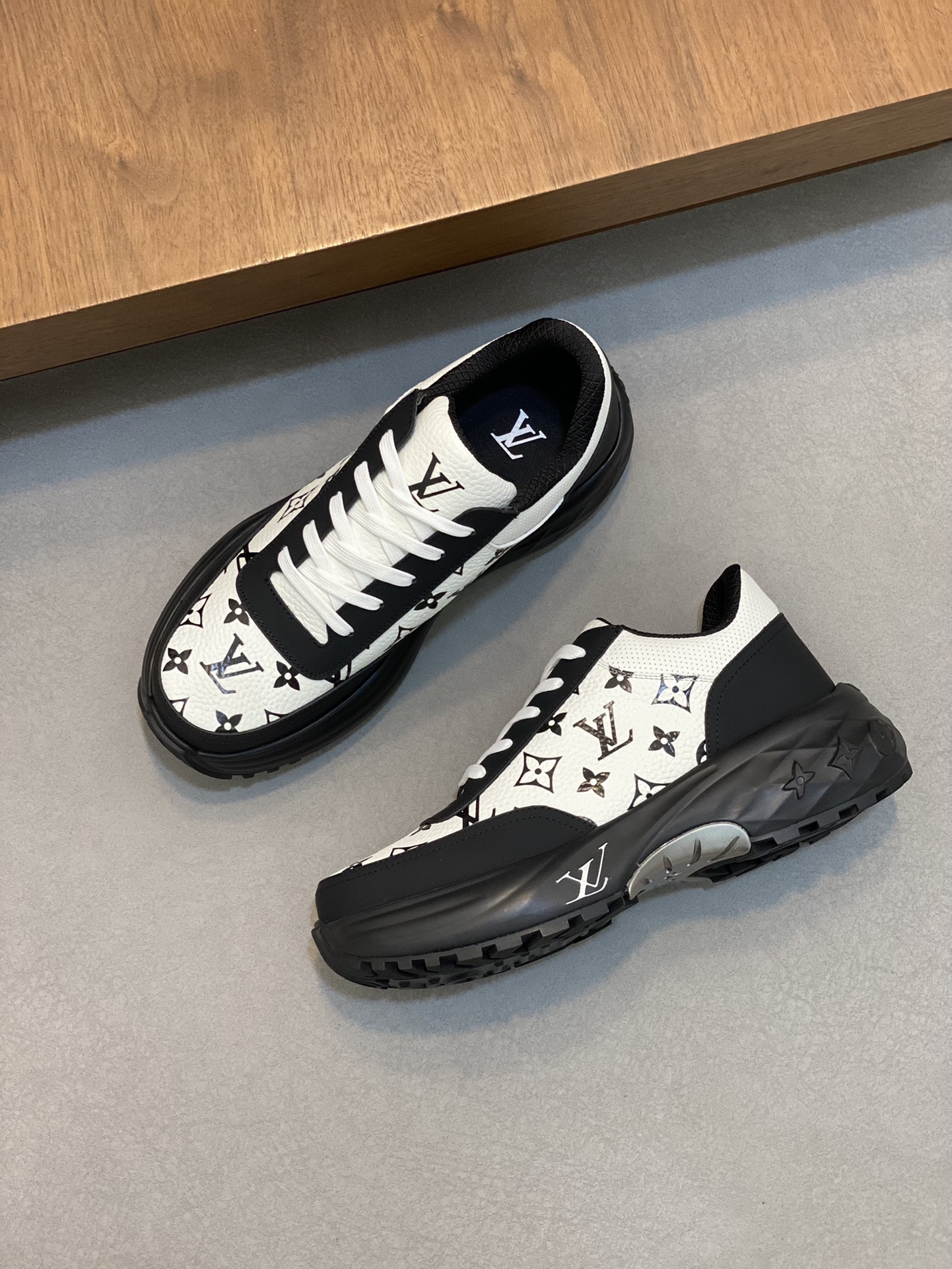 P1000 LV LUXURY NEW DISCOVERY This LV Discovery is inspired by mountaineering shoes with a sporty mix of technological materials Lightweight, resilient rubber outsole provides strong grip Monogram floral and Vuitton logos adorn the outsole and tongue Size: 39-44 (38.45 made to order).