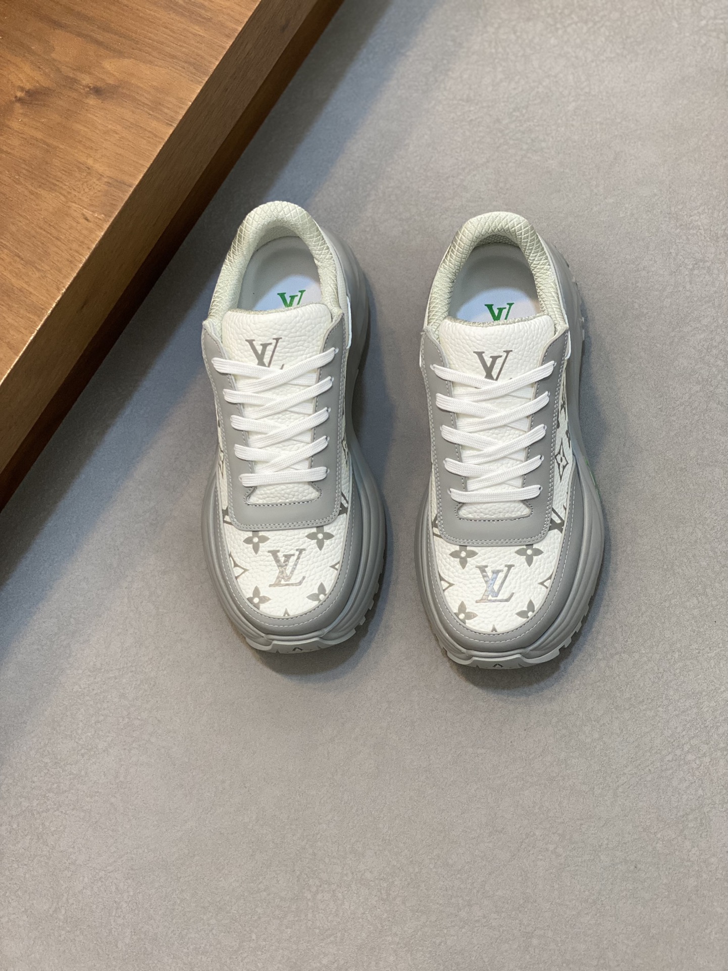 P1000 LV LUXURY NEW DISCOVERY This LV Discovery is inspired by mountaineering shoes with a sporty mix of technological materials Lightweight, resilient rubber outsole provides strong grip Monogram floral and Vuitton logos adorn the outsole and tongue Size: 39-44 (38.45 made to order).