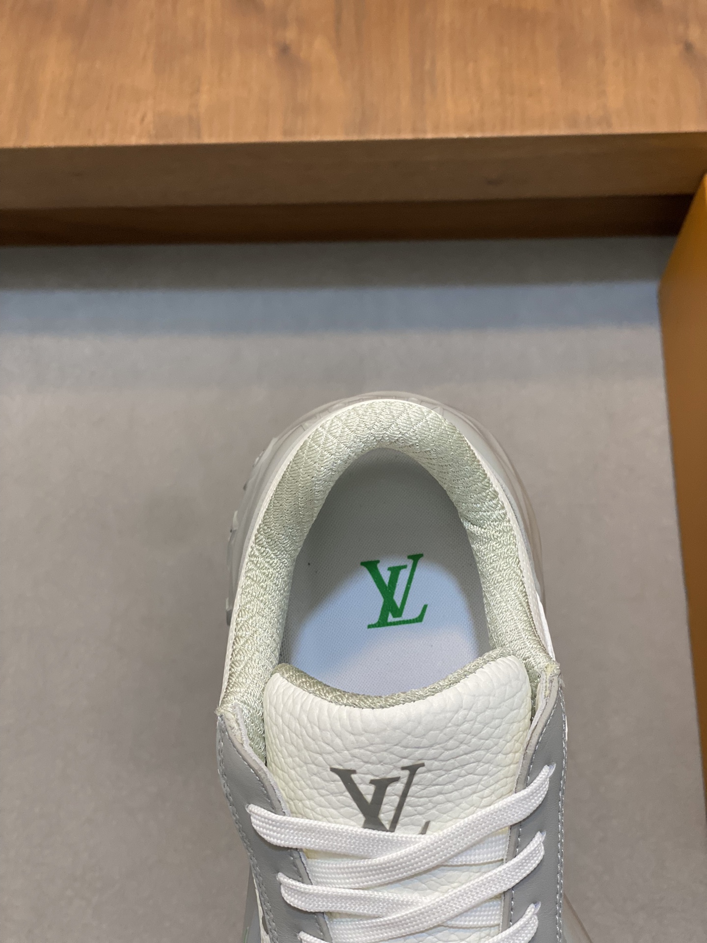 P1000 LV LUXURY NEW DISCOVERY This LV Discovery is inspired by mountaineering shoes with a sporty mix of technological materials Lightweight, resilient rubber outsole provides strong grip Monogram floral and Vuitton logos adorn the outsole and tongue Size: 39-44 (38.45 made to order).