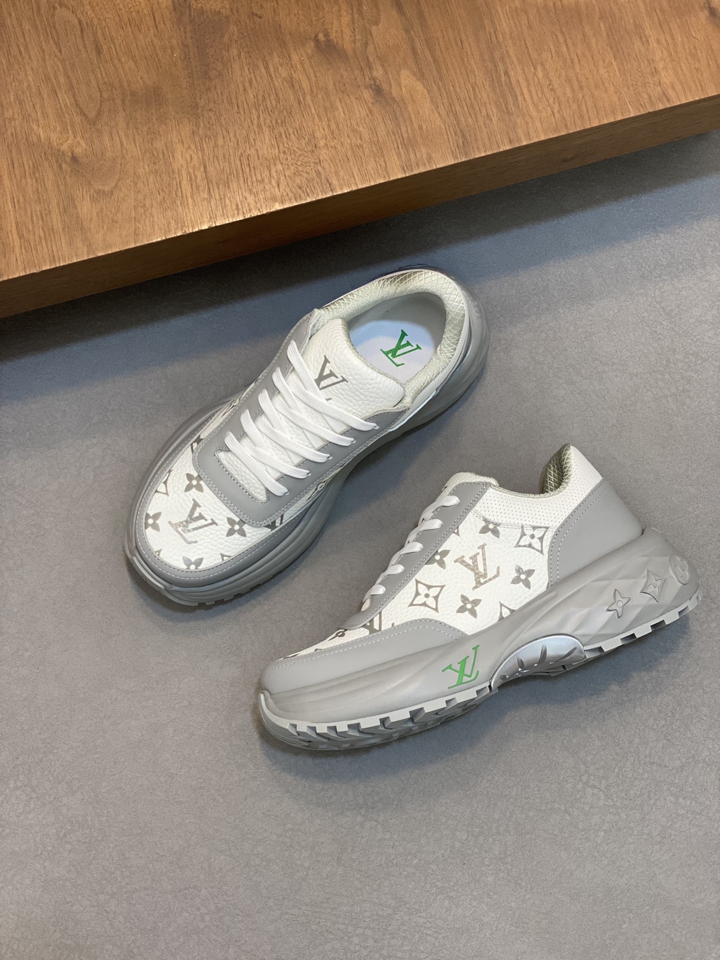 P1000 LV LUXURY NEW DISCOVERY This LV Discovery is inspired by mountaineering shoes with a sporty mix of technological materials Lightweight, resilient rubber outsole provides strong grip Monogram floral and Vuitton logos adorn the outsole and tongue Size: 39-44 (38.45 made to order).