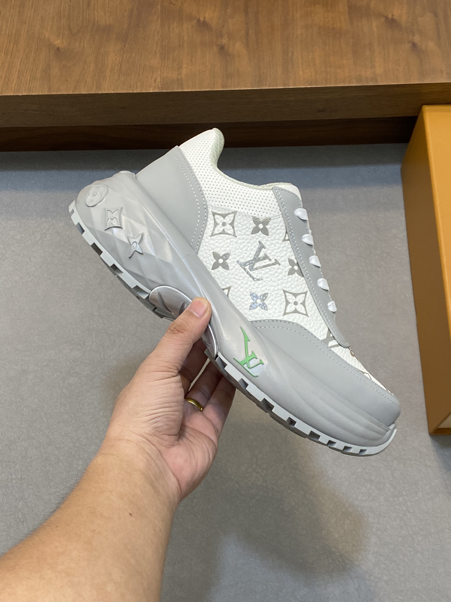 P1000 LV LUXURY NEW DISCOVERY This LV Discovery is inspired by mountaineering shoes with a sporty mix of technological materials Lightweight, resilient rubber outsole provides strong grip Monogram floral and Vuitton logos adorn the outsole and tongue Size: 39-44 (38.45 made to order).