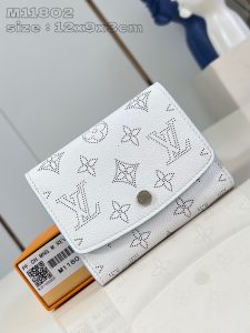 P540  M11802白 以路易威登独特 Monogram 打孔通花的柔软镂花穿孔皮革制成这款小巧IRIS COMPACT钱夹可轻易收纳入任何手袋打开圆弧翻盖即露出结构实用的內部隔层包括信用卡槽及拉链零钱格12 x 9.5 x 3 厘米 (长度 x 高 x 宽)-高仿包包