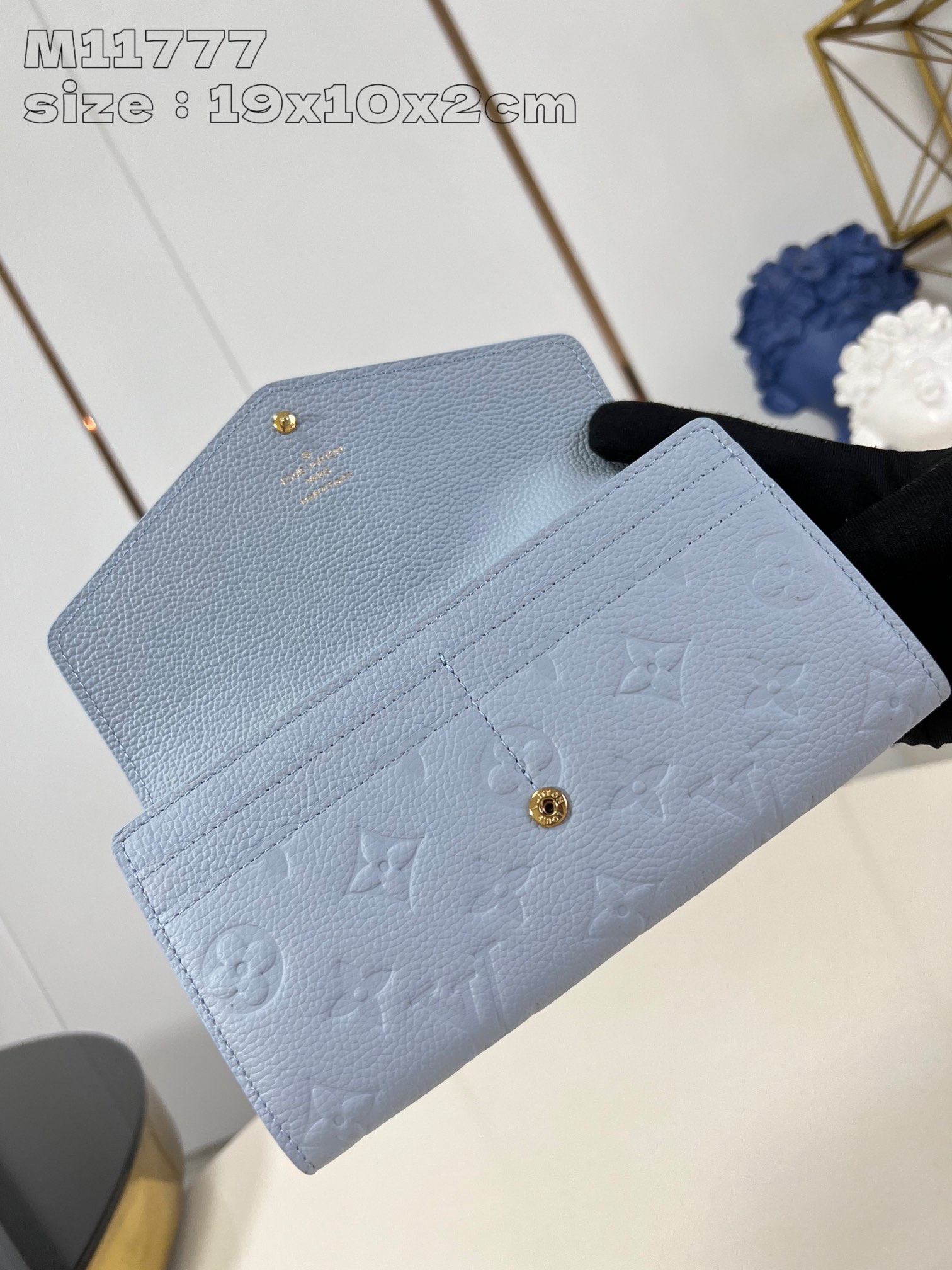 P600 M11777Cierre doradoLa emblemática cartera Sarah de Louis Vuitton está elegantemente confeccionada en piel Monogram Empreinte bicolor y luce el emblemático motivo Monogram en relieveSolapa estilo sobre con cierre doradoAl abrir la cartera se descubre un interior organizado con dos amplios compartimentos, múltiples bolsillos y 16 ranuras para tarjetas de visita. 19 x 10,5 x 2 cm (largo x alto x ancho)